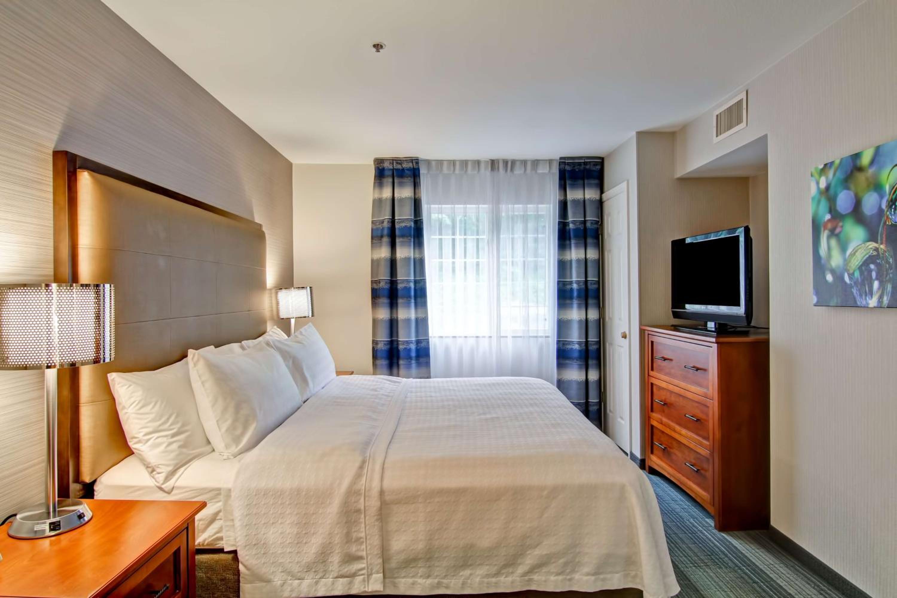 One-Bedroom King Suite with Sofa Bed- Non-Smoking - Photo 5