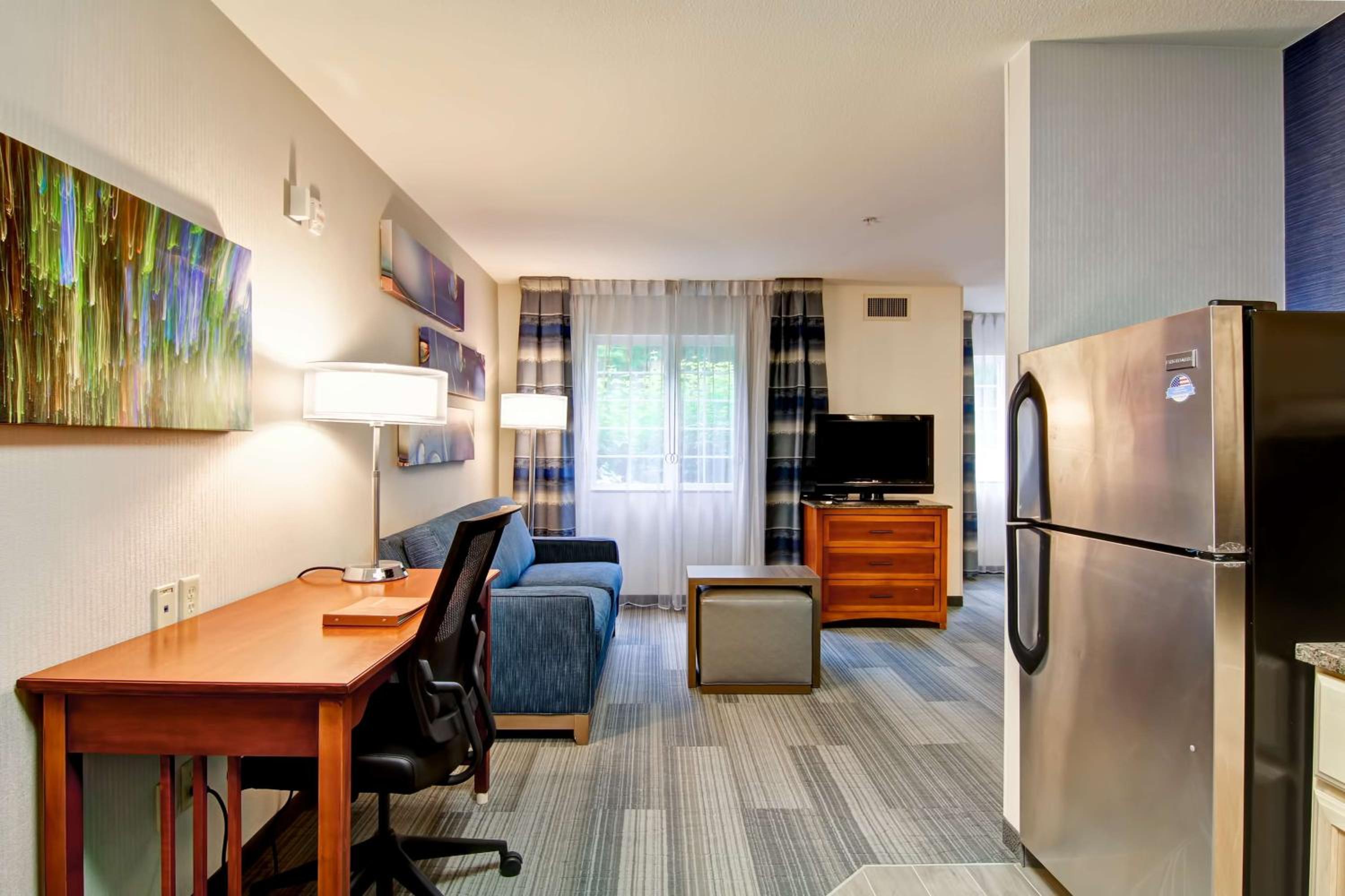Queen Studio Suite with Sofa Bed - Non-Smoking - Photo 2