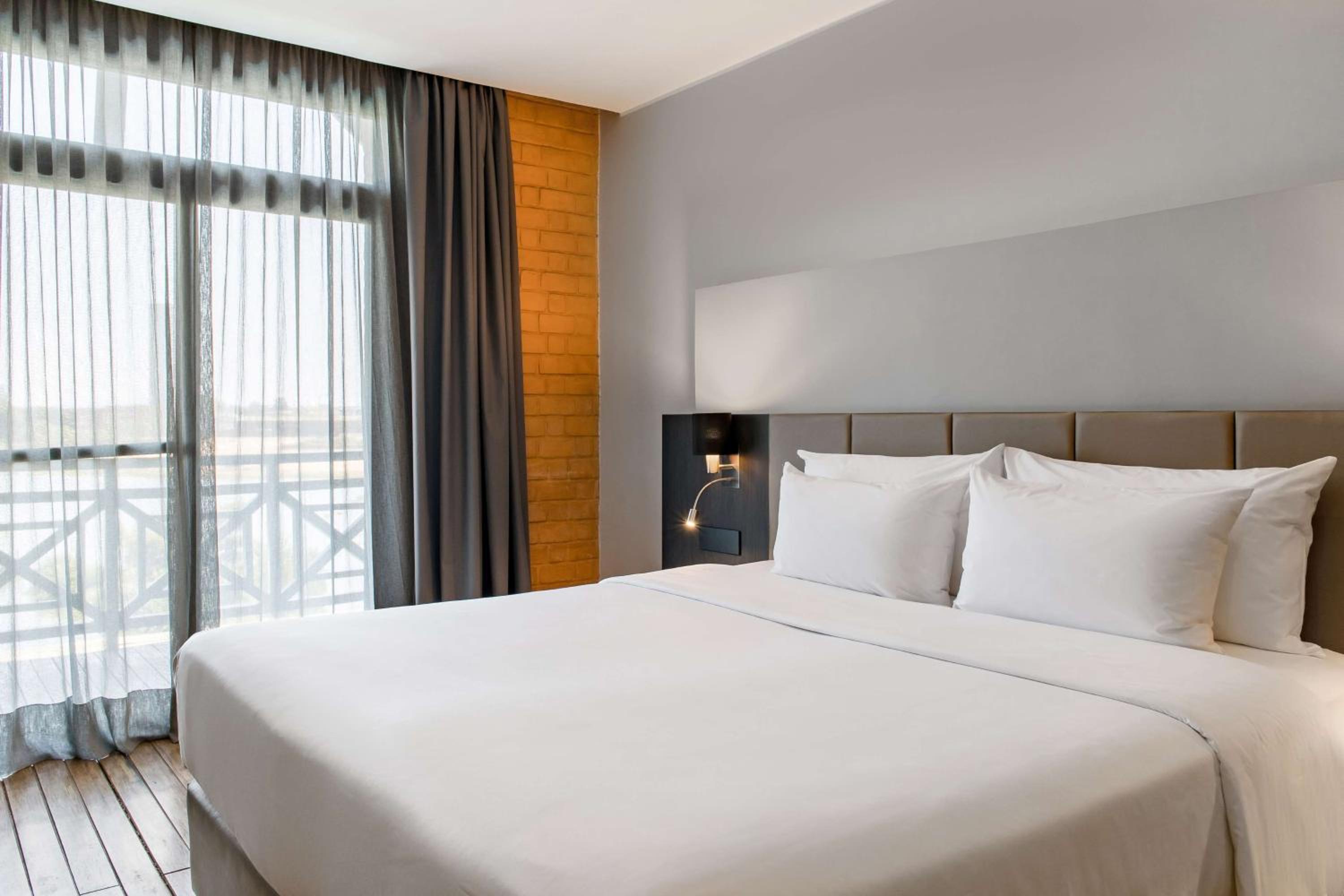 Premium Room with Balcony and Lake View photo 3