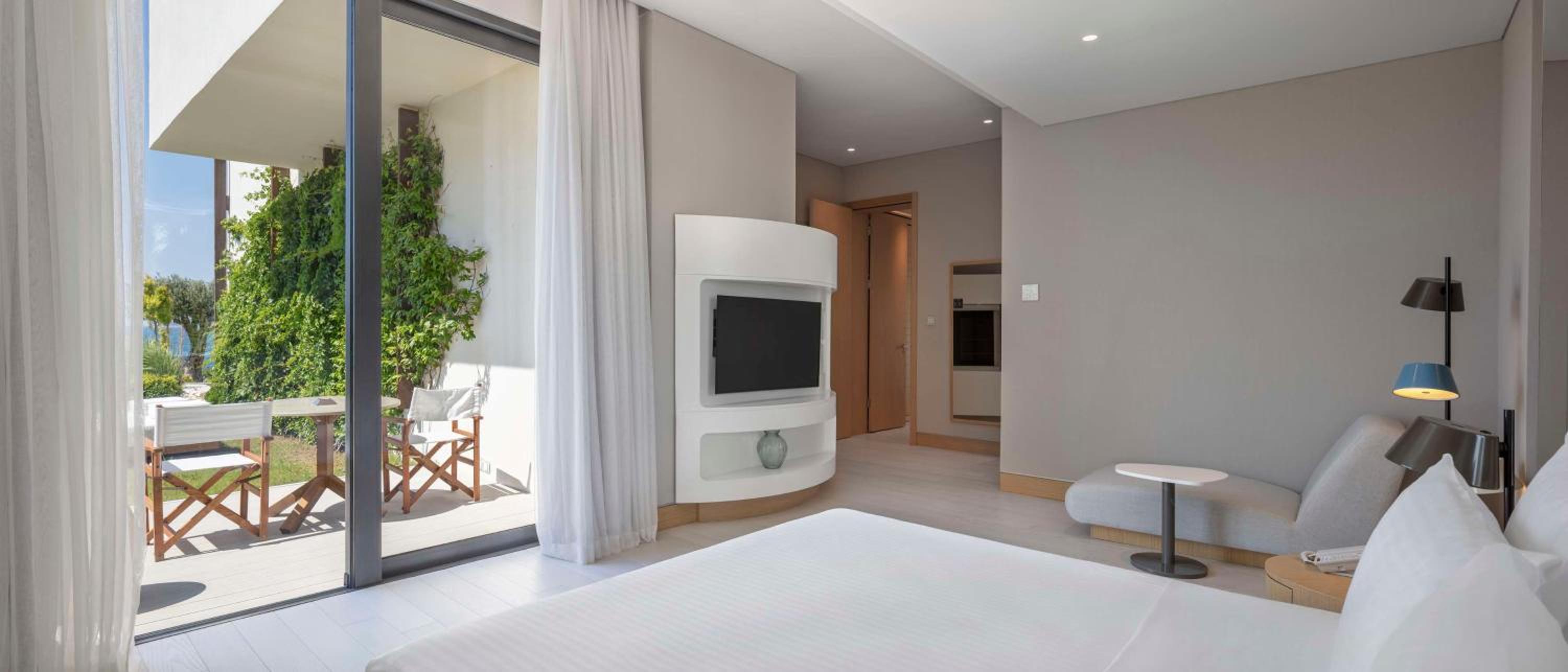 Deluxe King Room with Terrace - Partial Sea View