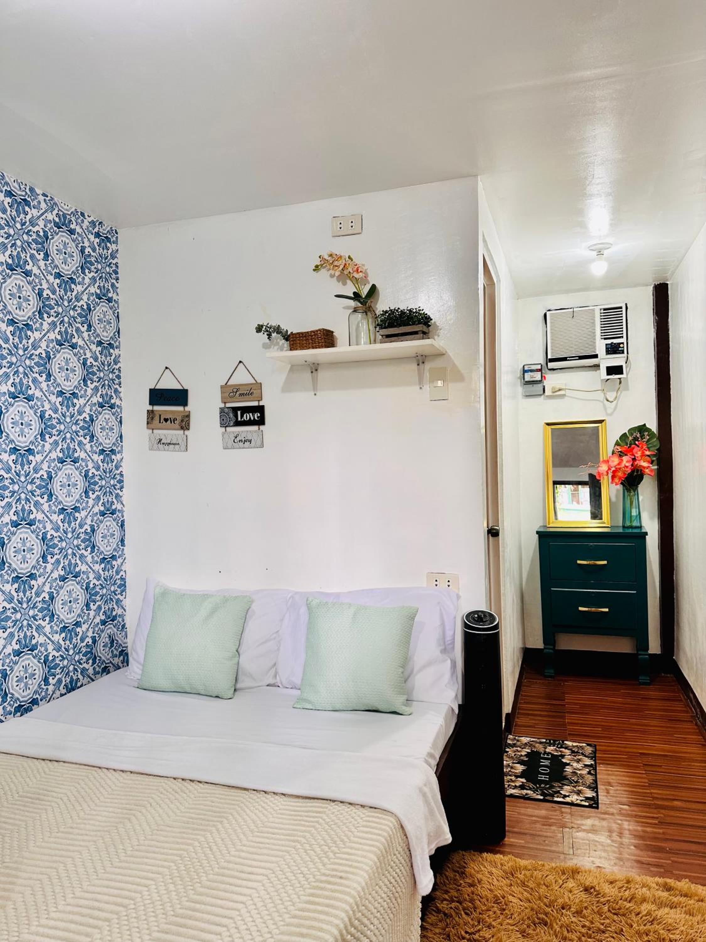 Queen Room photo 2