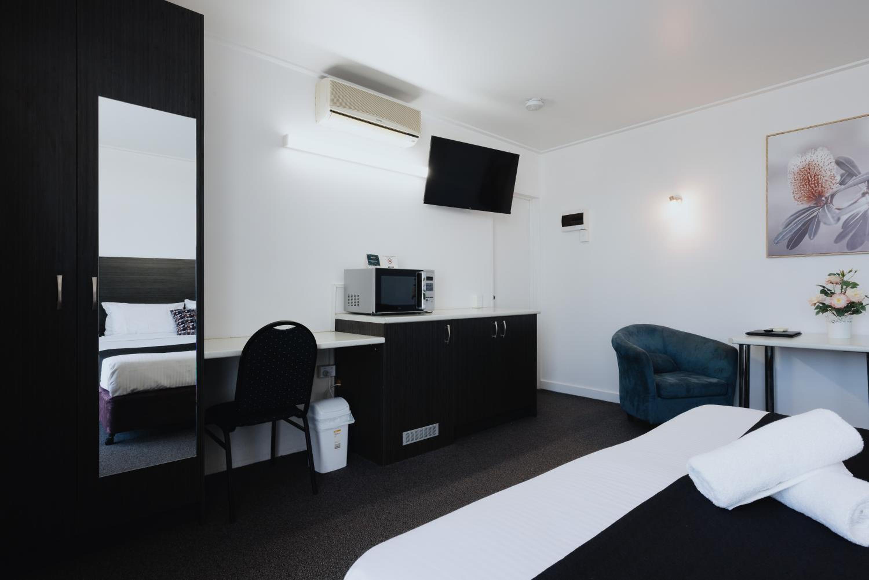 Deluxe King Room - Photo 13