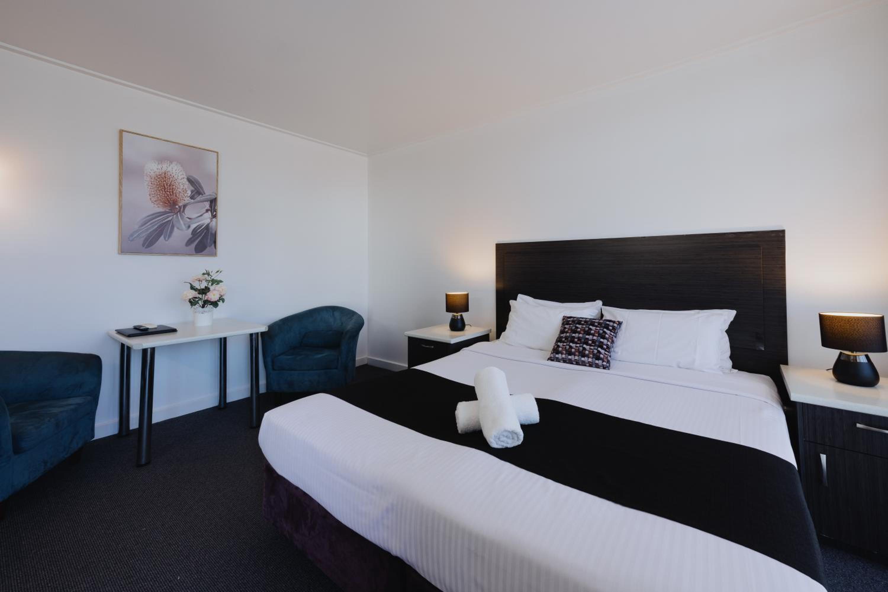 Deluxe King Room - Photo 14