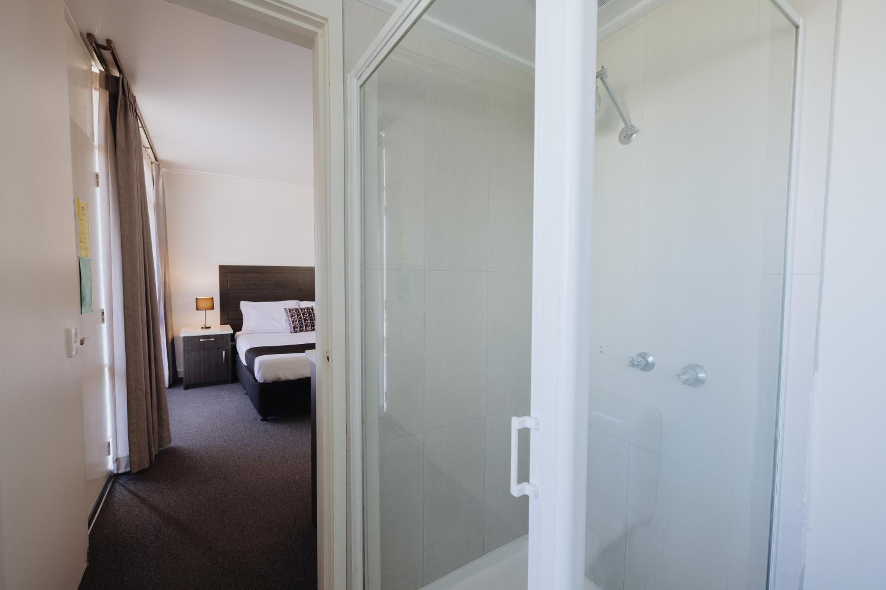 Deluxe King Room - Photo 2