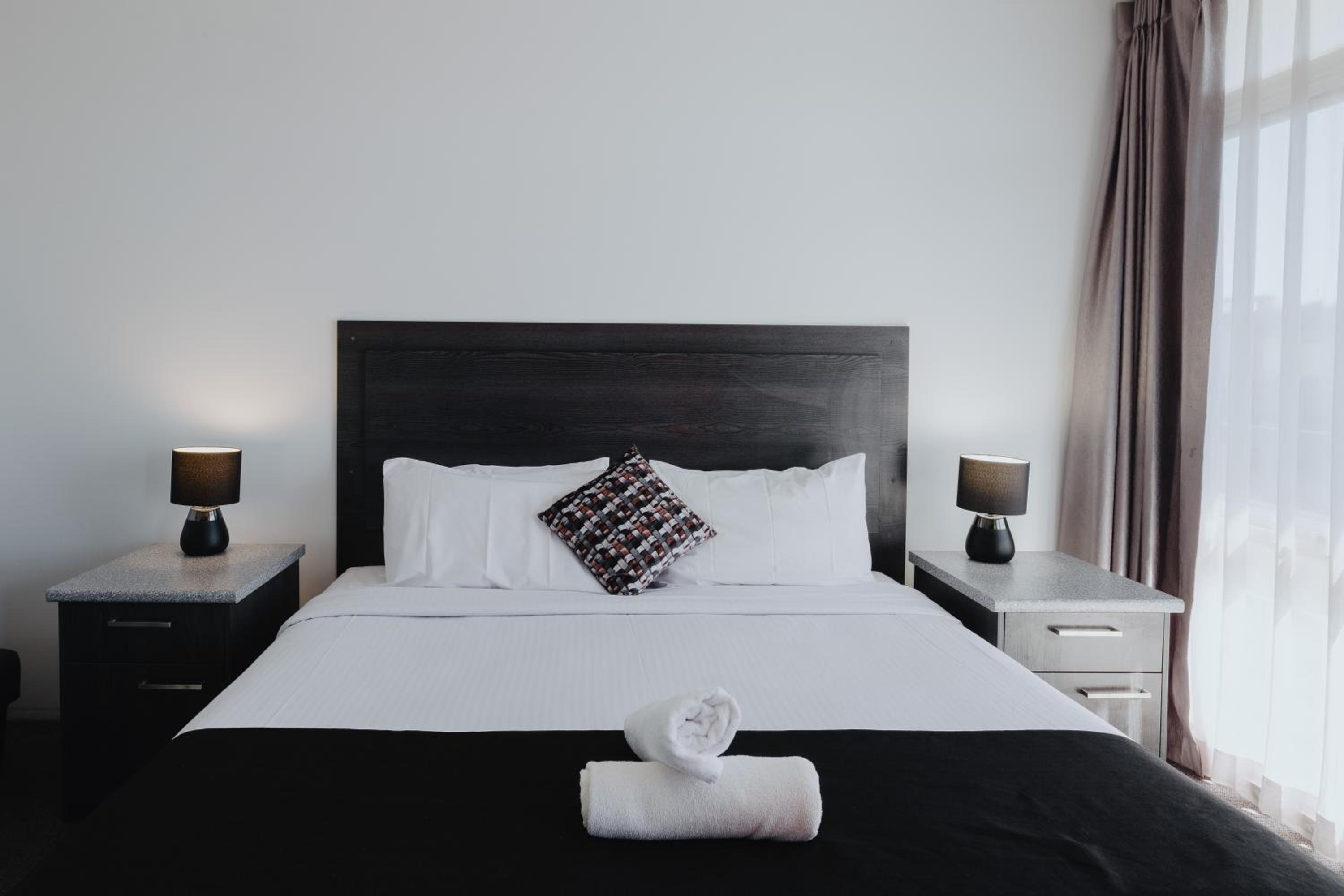 King Bed with Kitchenette Room - Photo 10