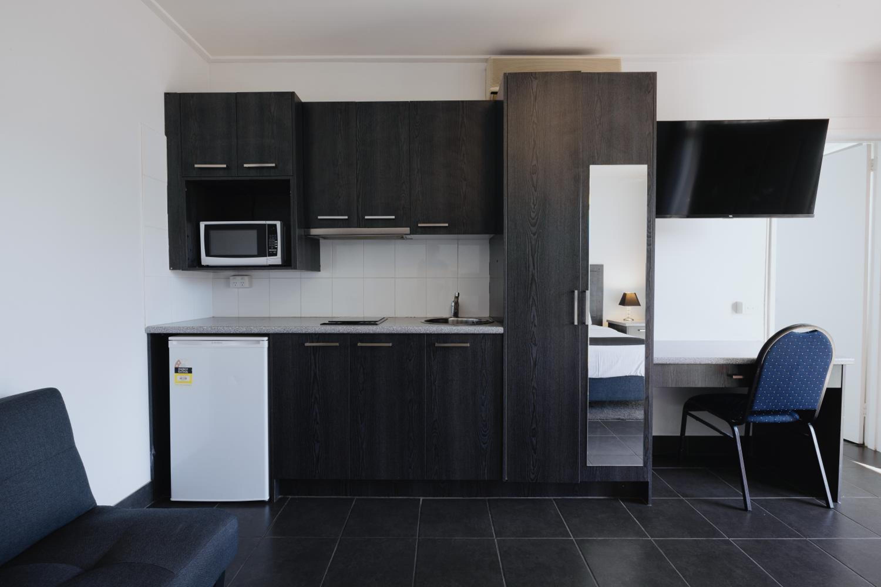 King Bed with Kitchenette Room - Photo 11
