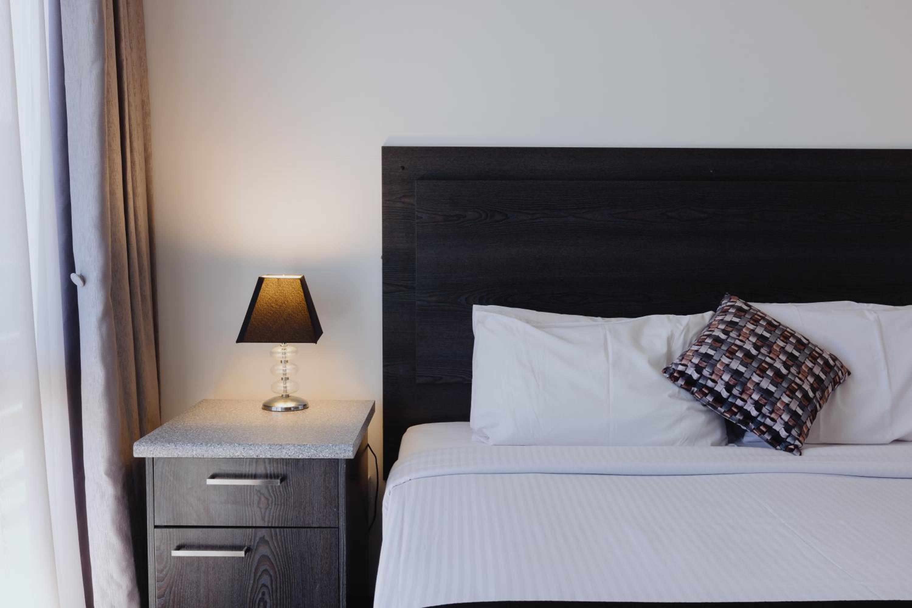 King Bed with Kitchenette Room - Photo 9