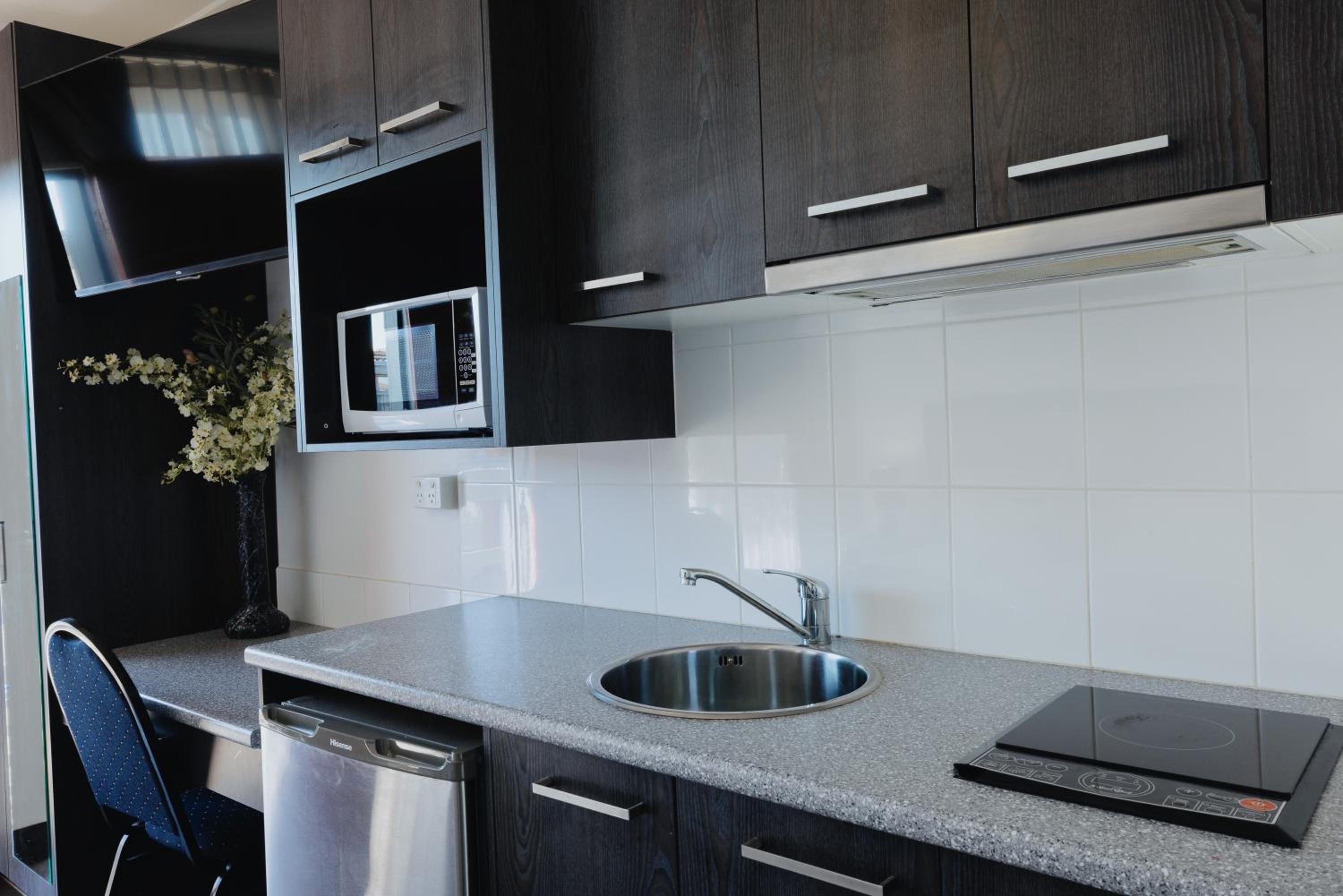 King Bed with Kitchenette Room - Photo 7