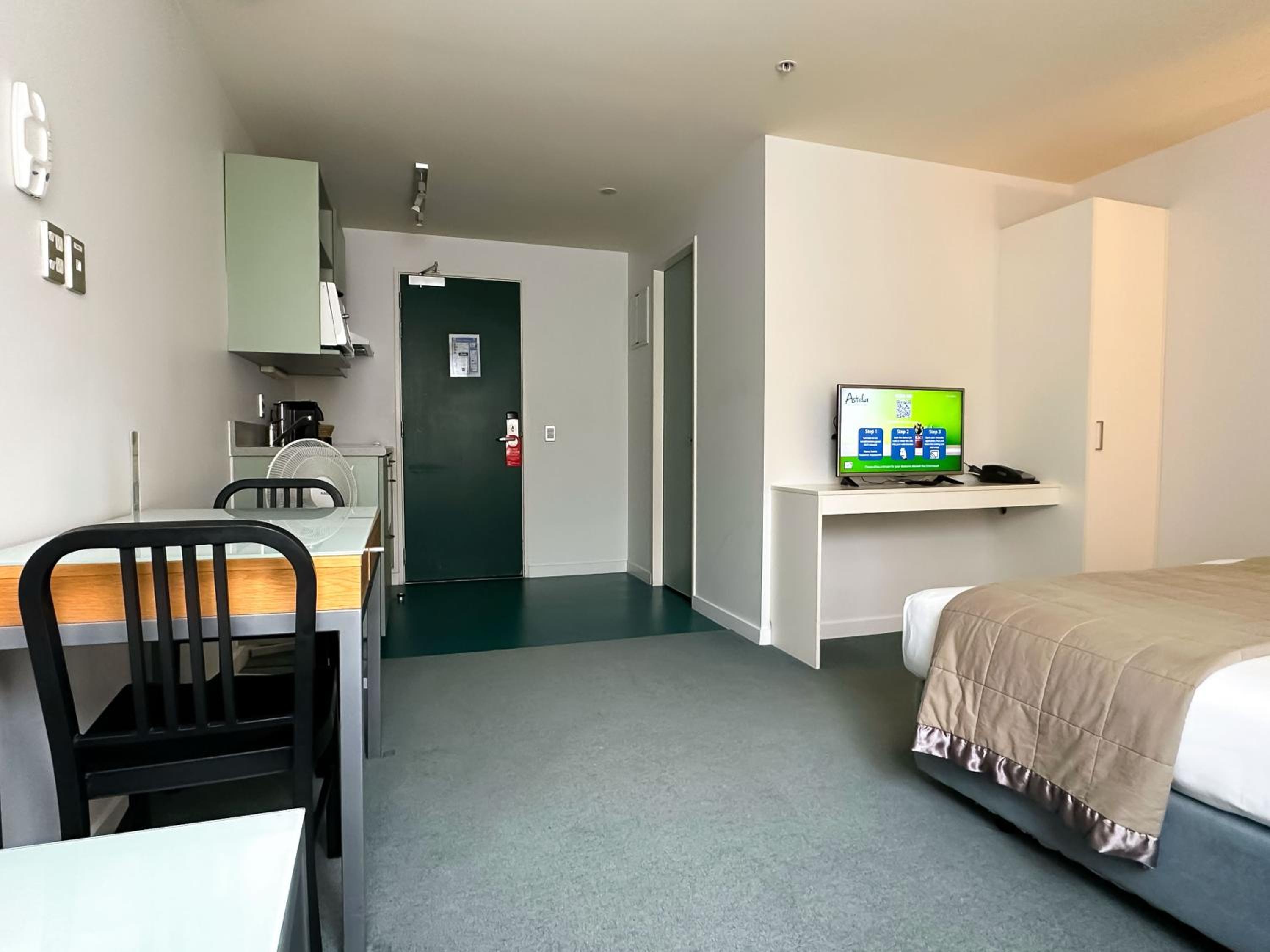 Available room thumbnail 5