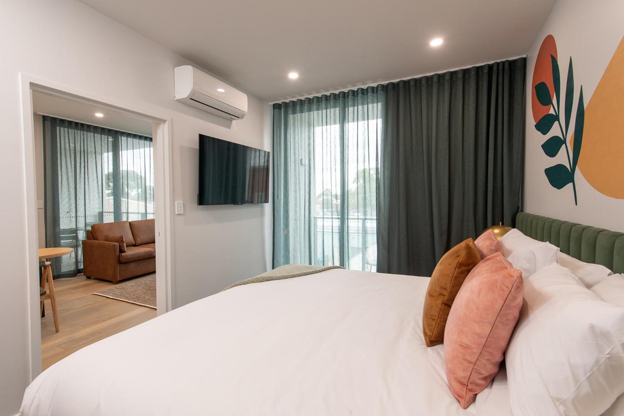 Deluxe 1 Bedroom Apartment thumbnail 5