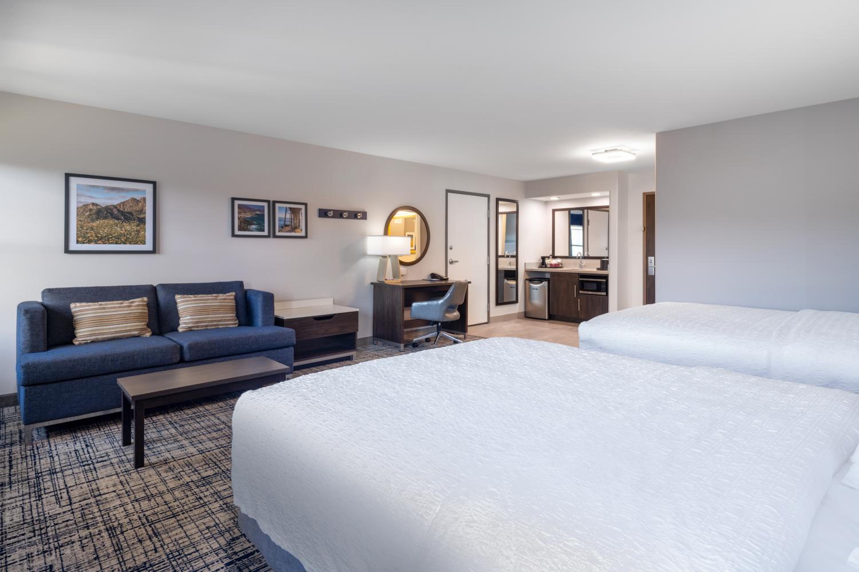 Queen Room with Two Queen Beds - Non-Smoking - Photo 1