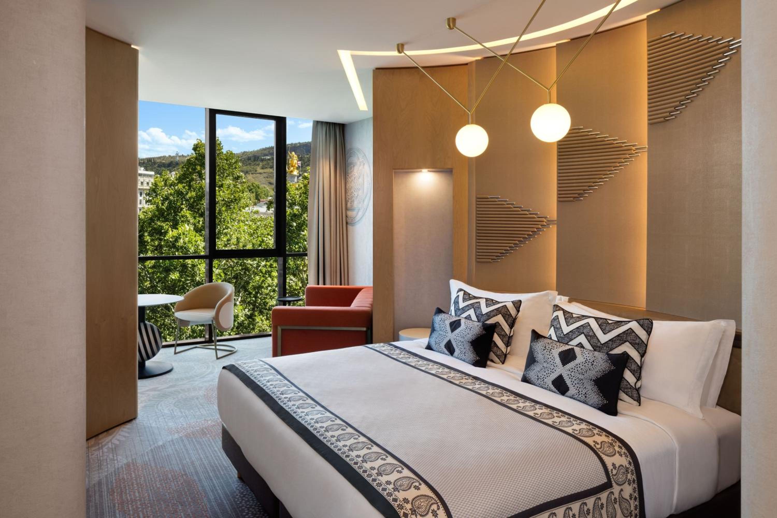 Deluxe King Room - Photo 2