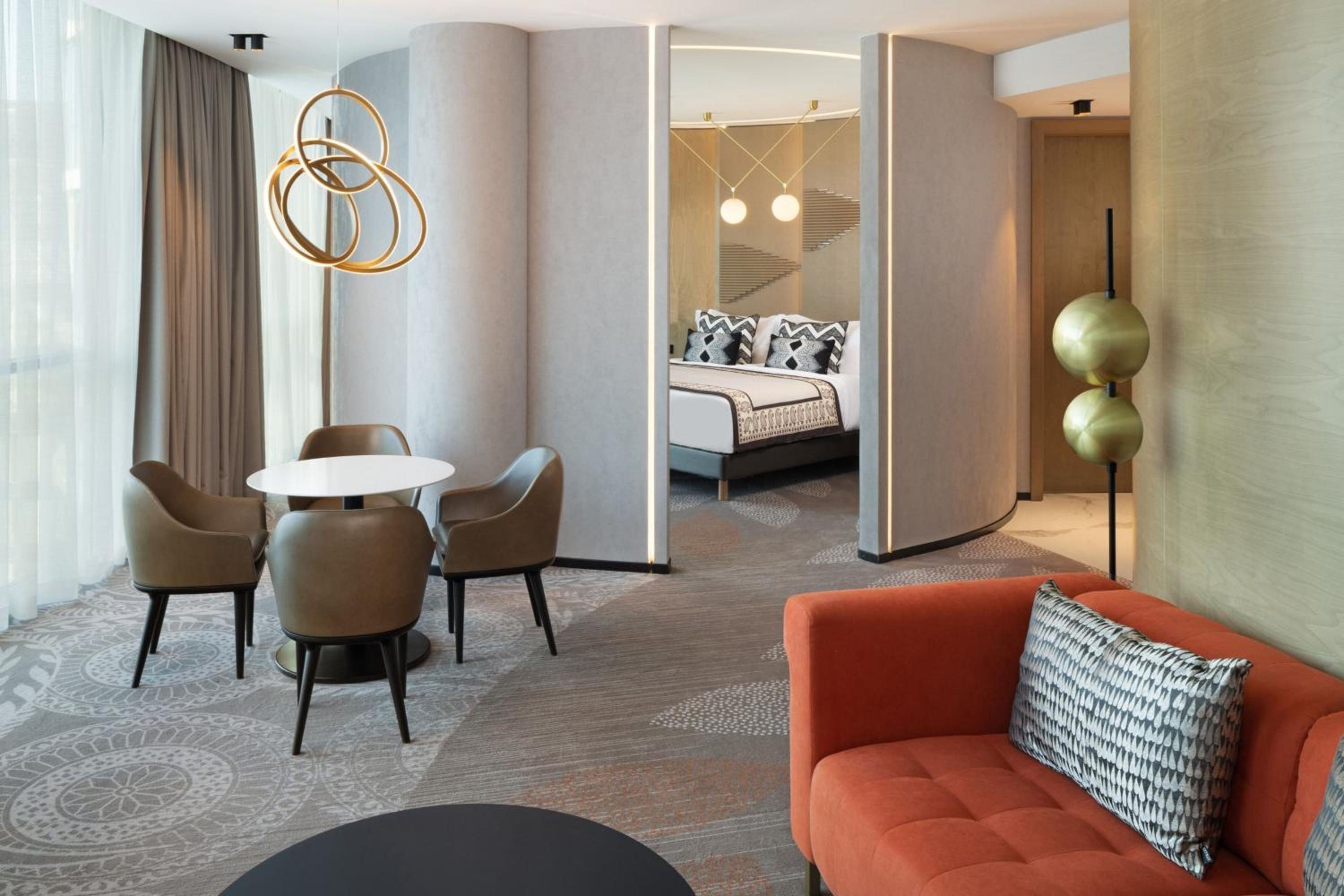 Junior King Suite with Executive Lounge Access - Photo 4