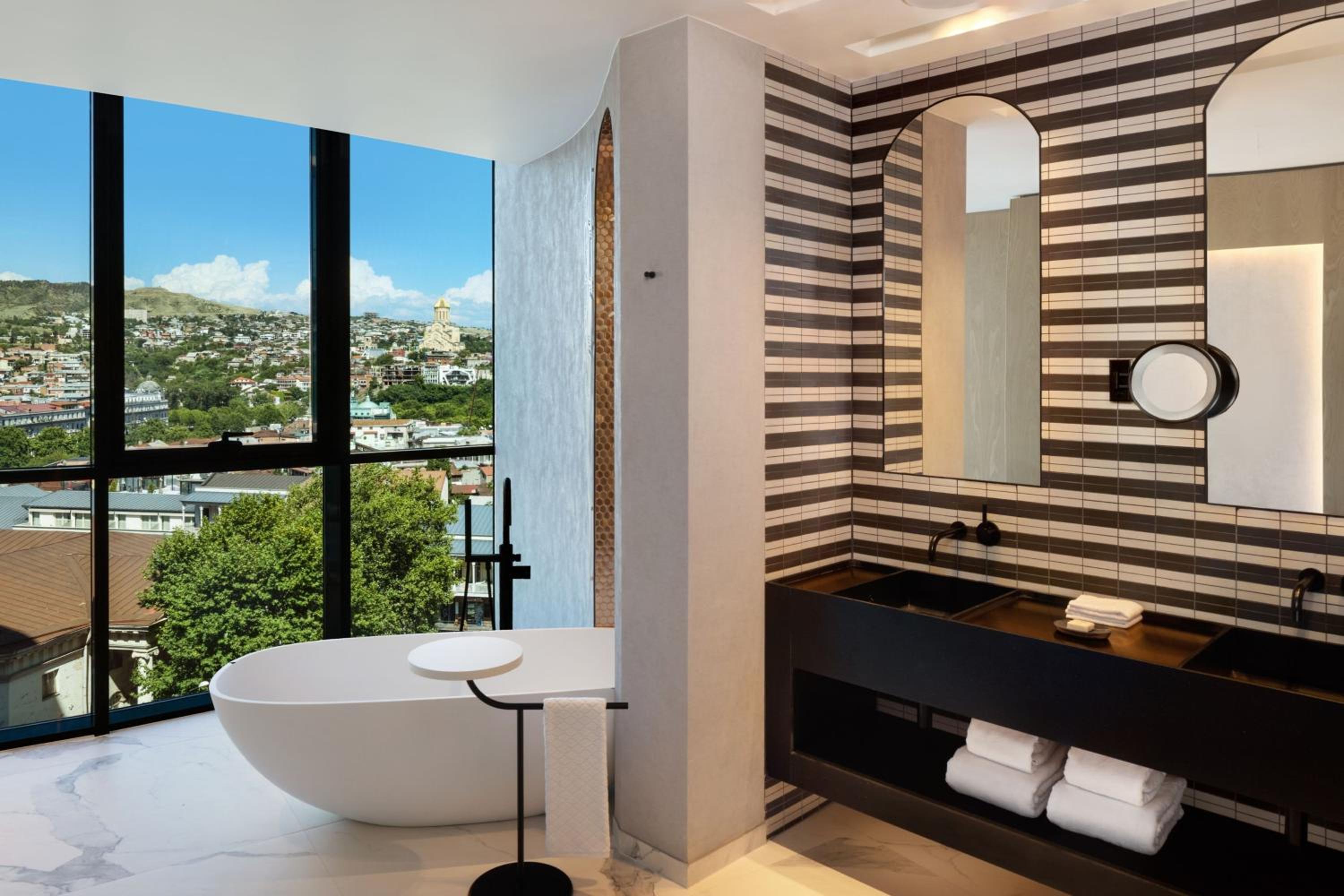 Executive Suite - Executive Lounge Access - Photo 5