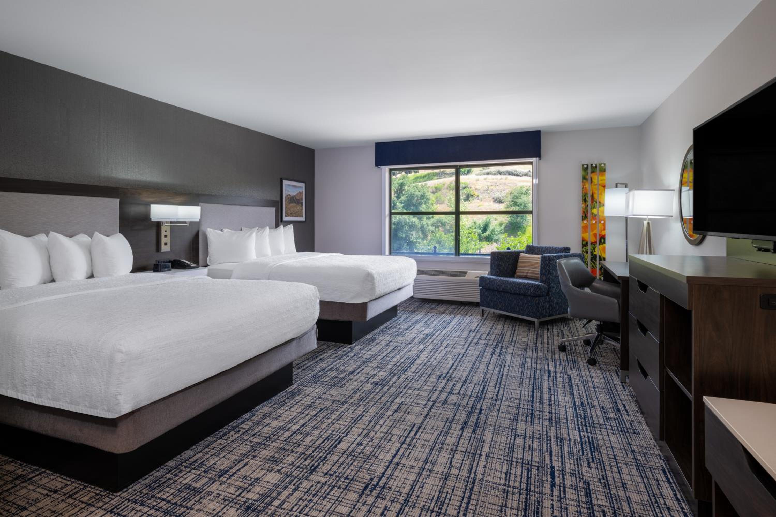 Queen Room with Two Queen Beds - Non-Smoking - Photo 6