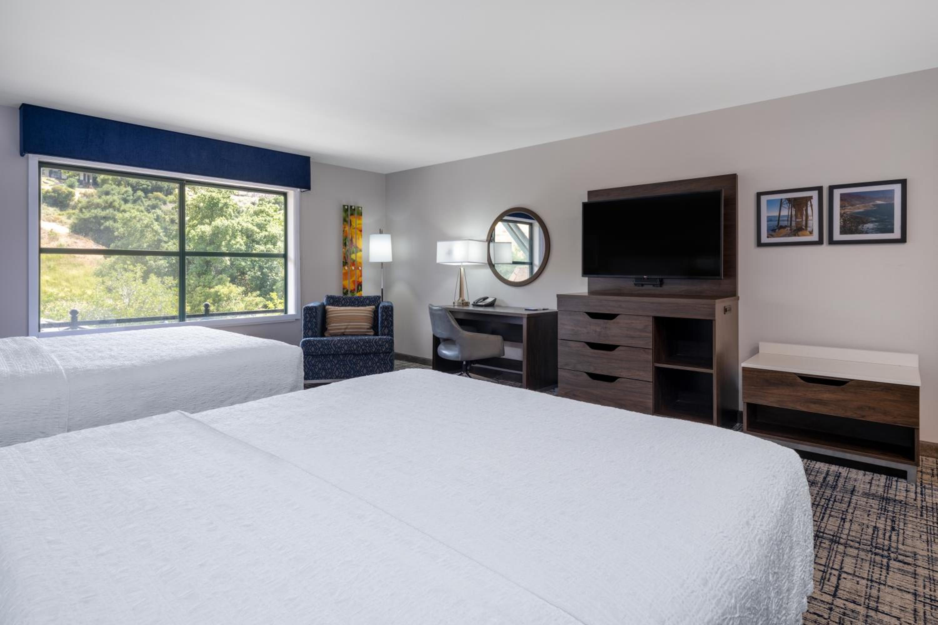 Queen Room with Two Queen Beds - Non-Smoking - Photo 5
