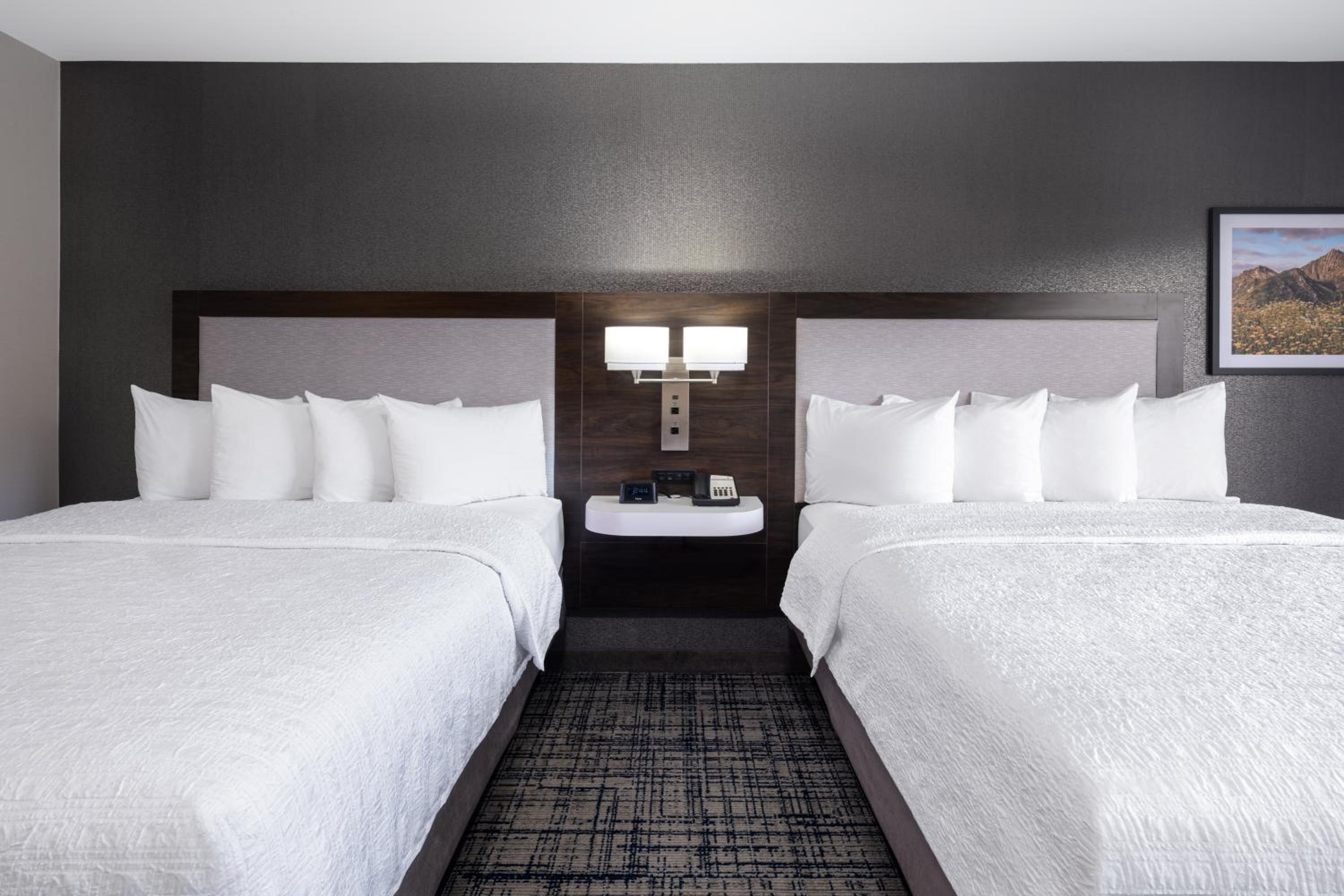 Queen Room with Two Queen Beds - Non-Smoking - Photo 4