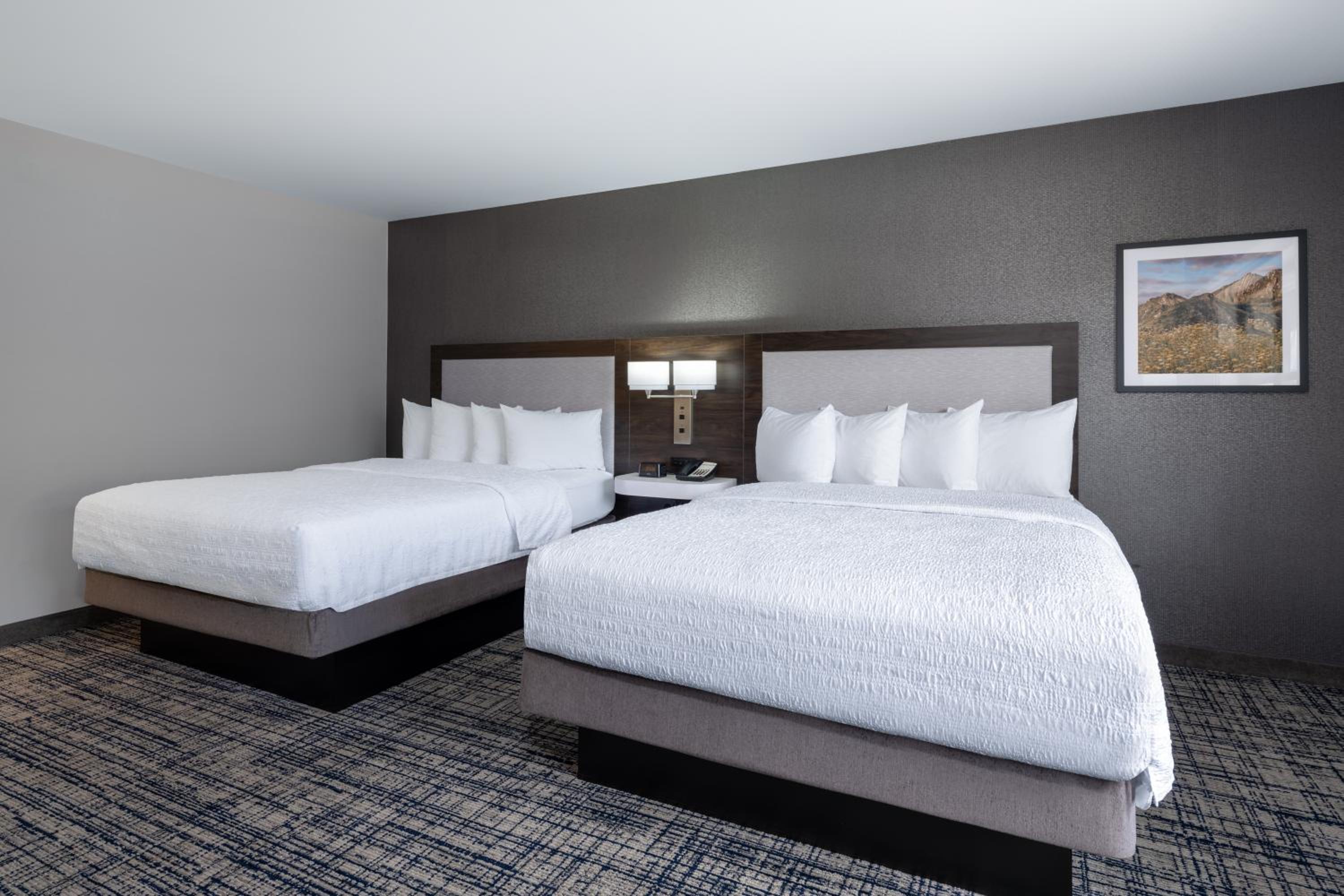 Queen Room with Two Queen Beds - Non-Smoking - Photo 3