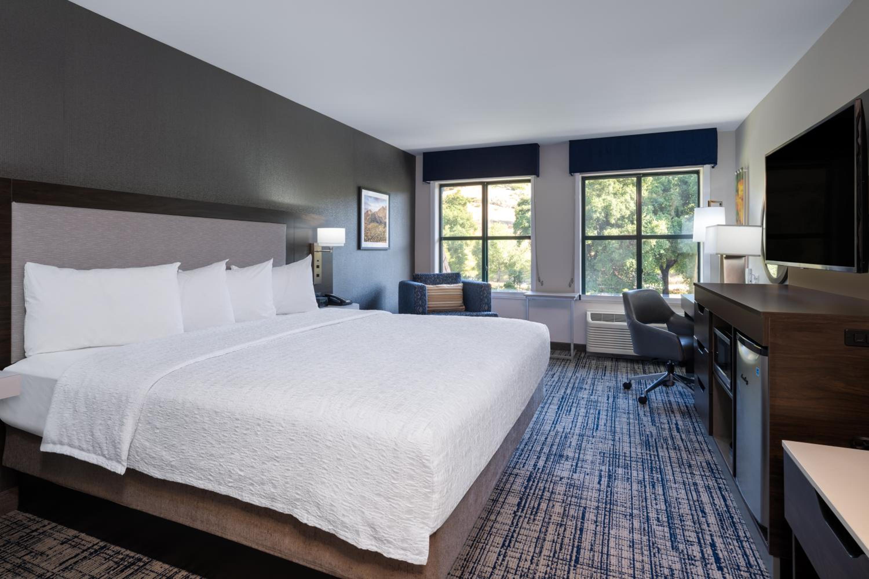 King Room with King Bed - Non-Smoking - Photo 7