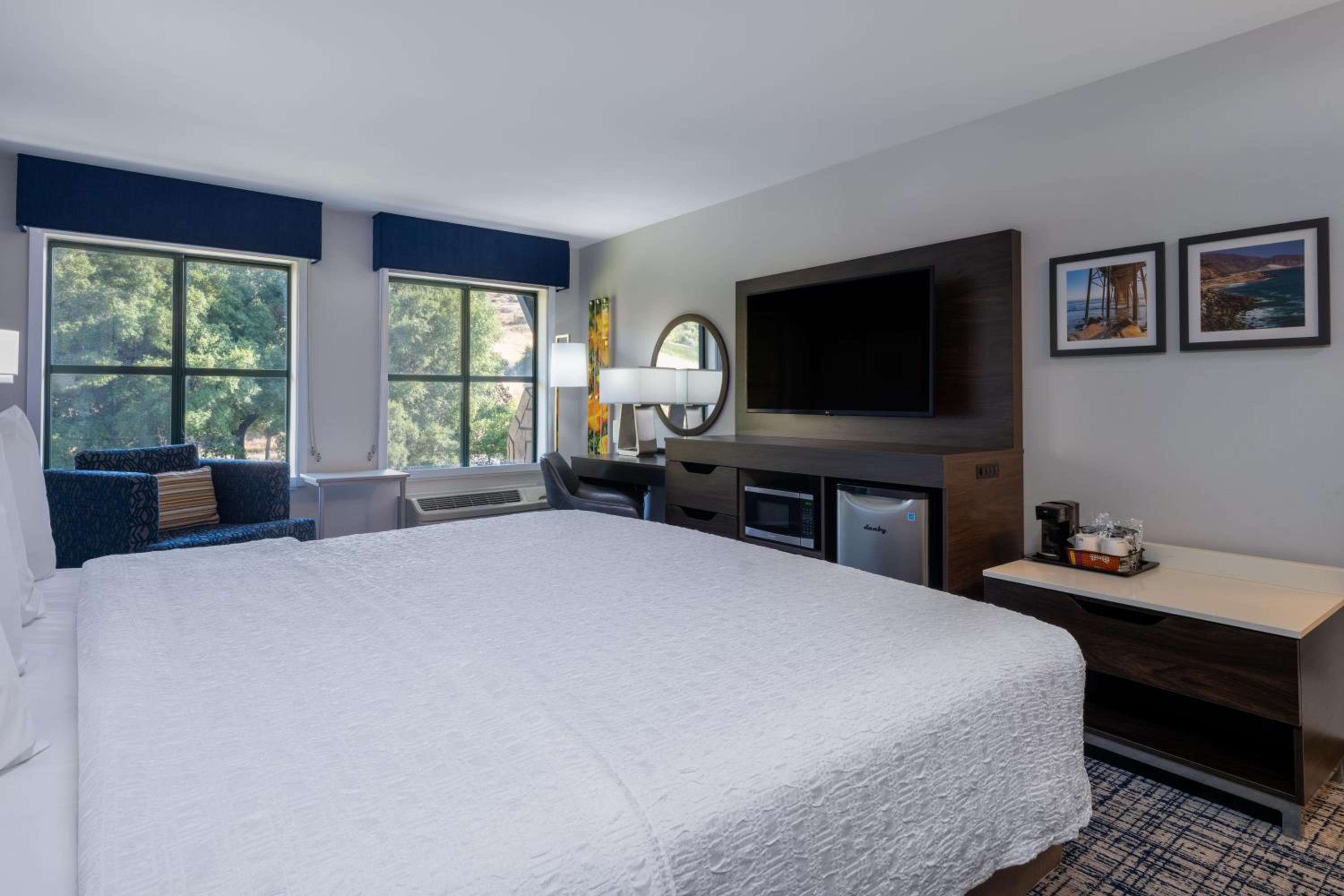 King Room with King Bed - Non-Smoking - Photo 3