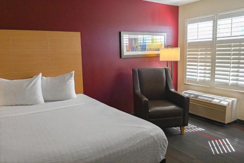 Queen Room with Two Queen Beds - Non-Smoking photo 2