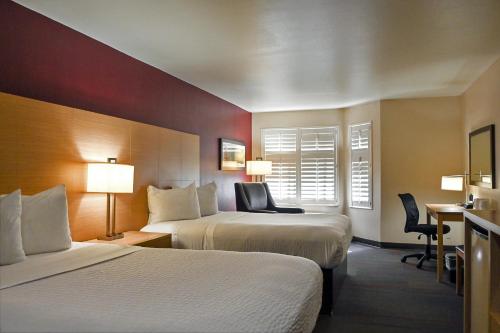 Queen Room with Two Queen Beds - Mobility Access/Non-Smoking photo 1