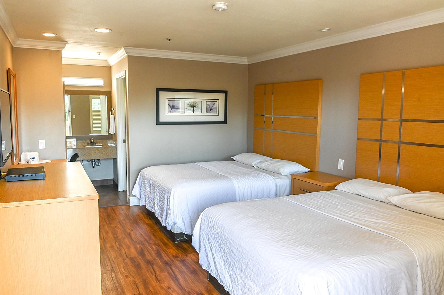 Queen Room with Two Queen Beds - Non-Smoking - Photo 10