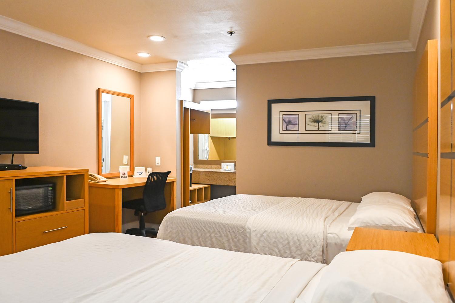 Queen Room with Two Queen Beds - Non-Smoking - Photo 11