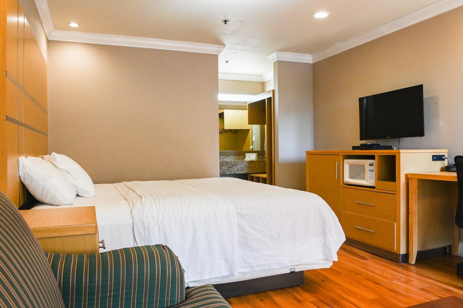 Business Queen Room - Non-Smoking - Photo 9