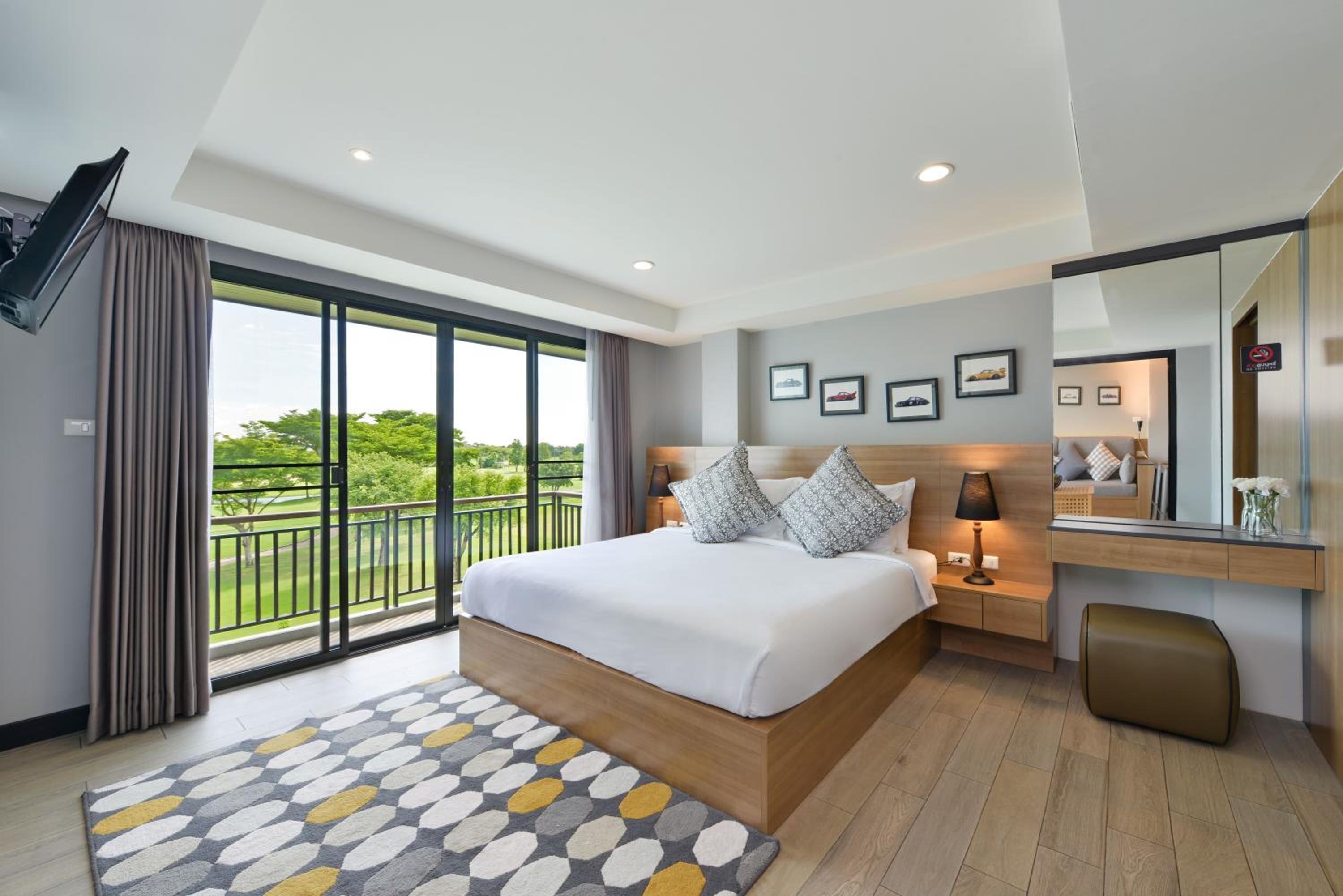 Deluxe King Room photo 2