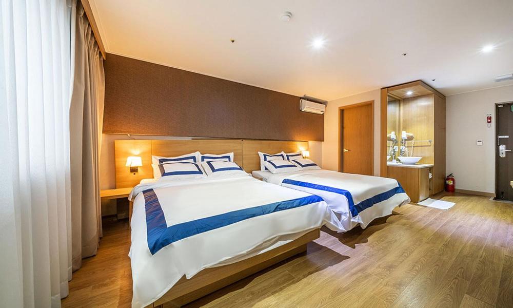 Royal Twin Room - Photo 1