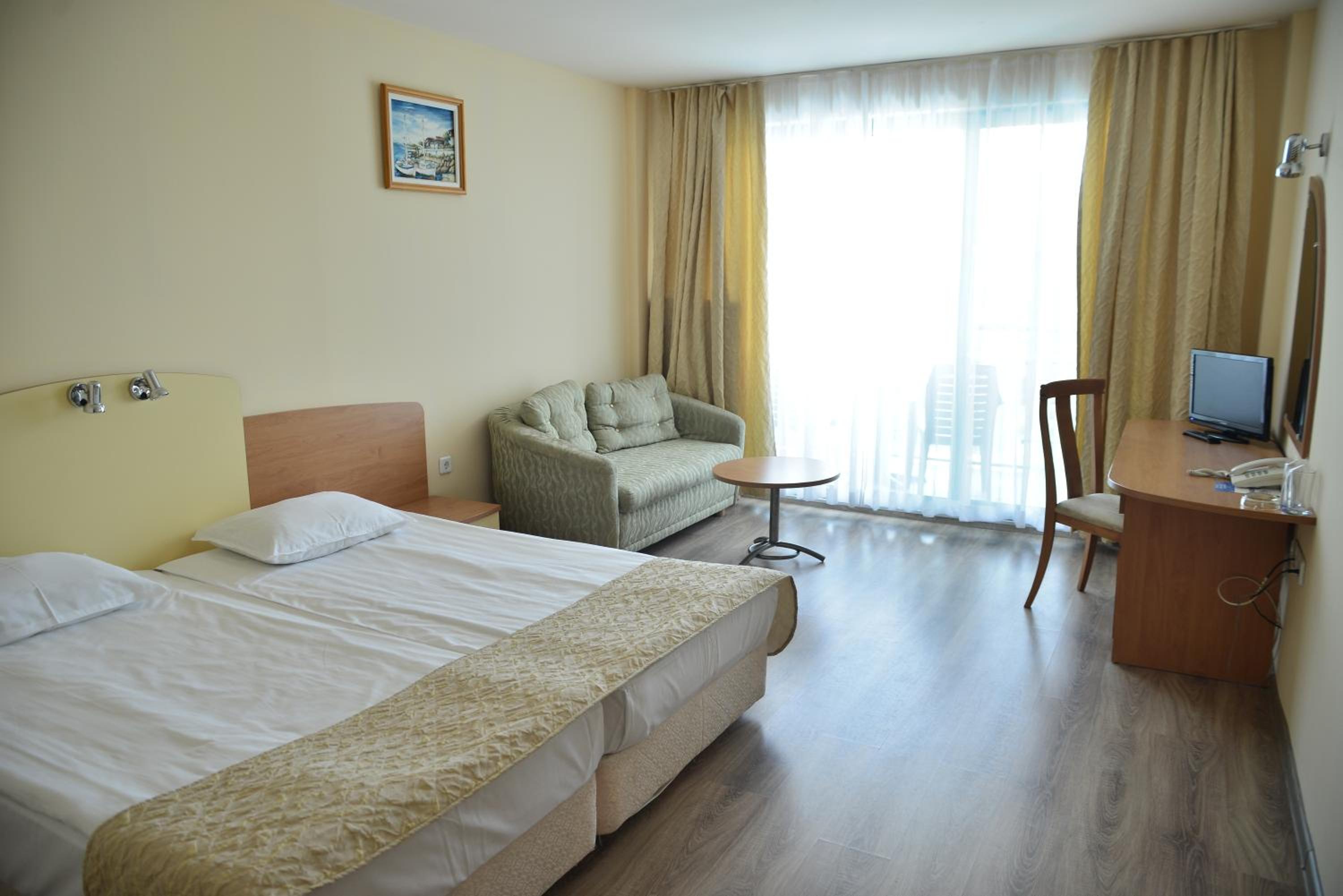 Studio with Balcony (2 Adults + 2 Children) photo 2