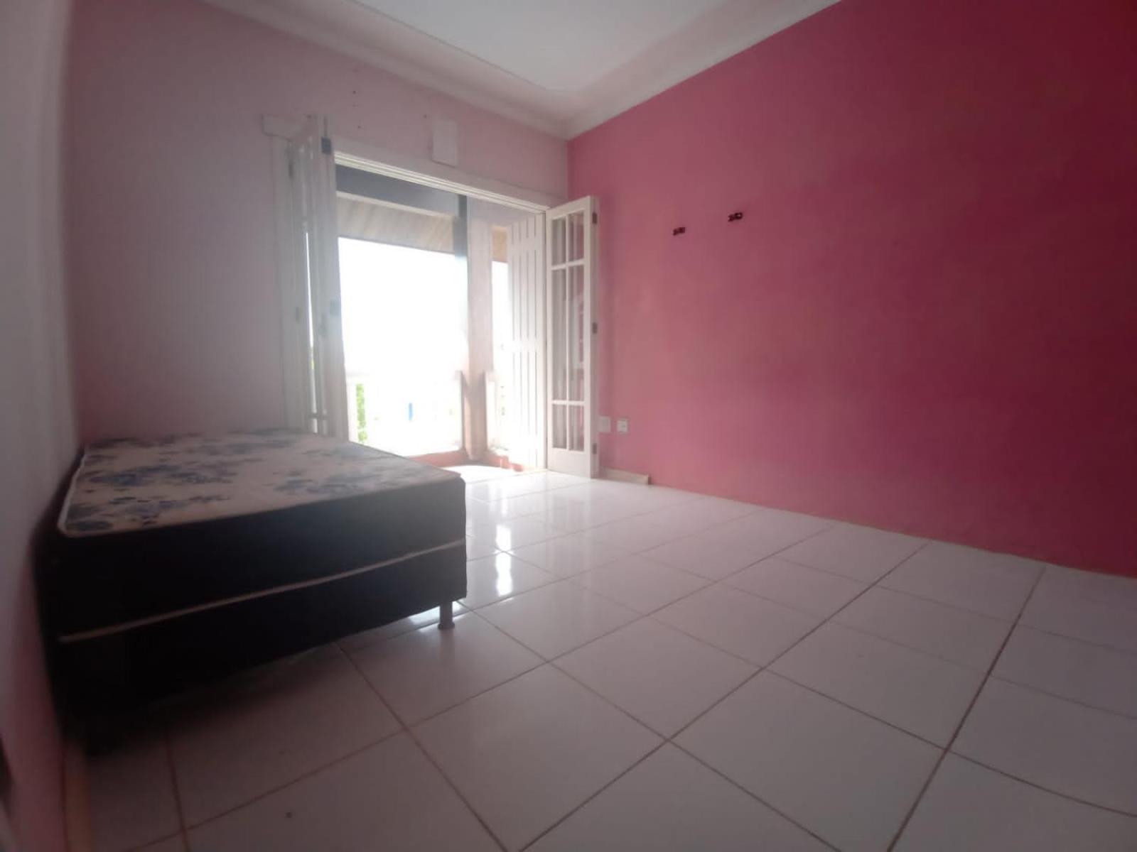 Five-Bedroom House photo 1
