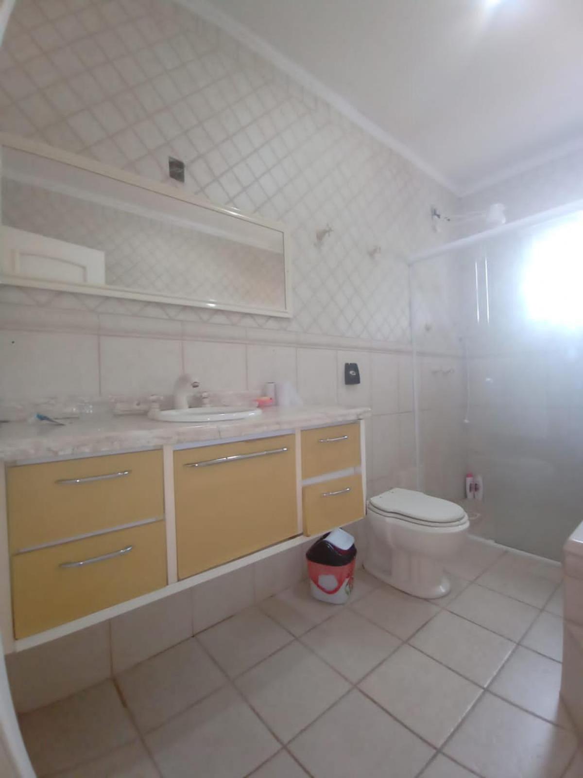 Five-Bedroom House photo 2