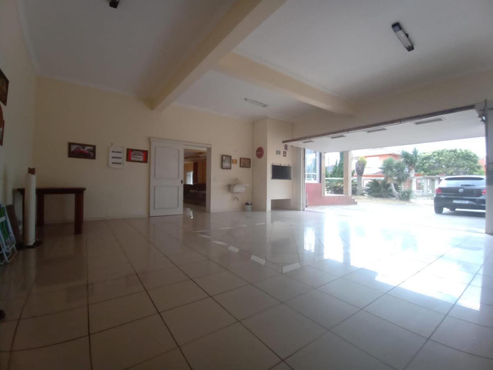 Five-Bedroom House photo 3