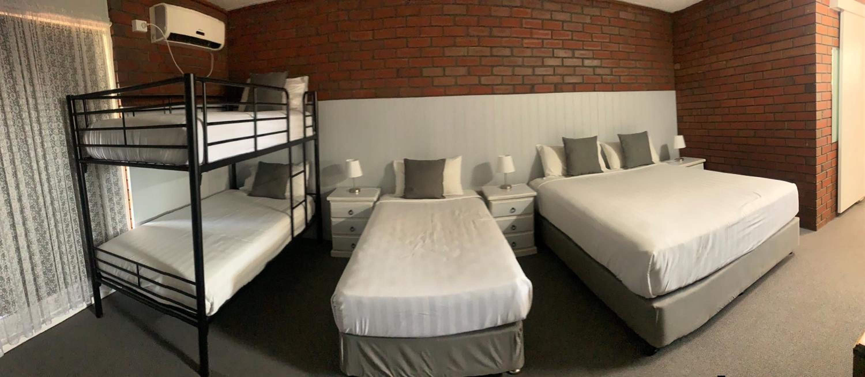 Deluxe Family Suite photo 2