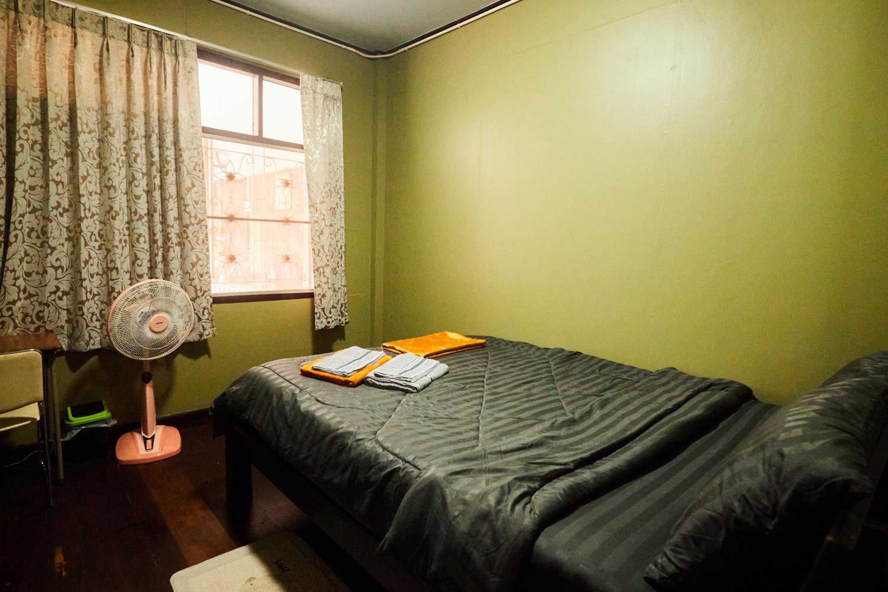 Queen Room with Shared Bathroom photo 1