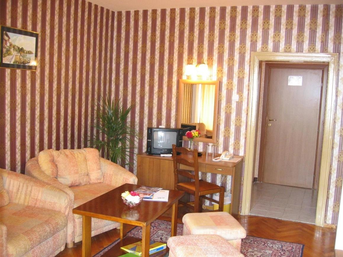 One-Bedroom Suite with Balcony photo 1