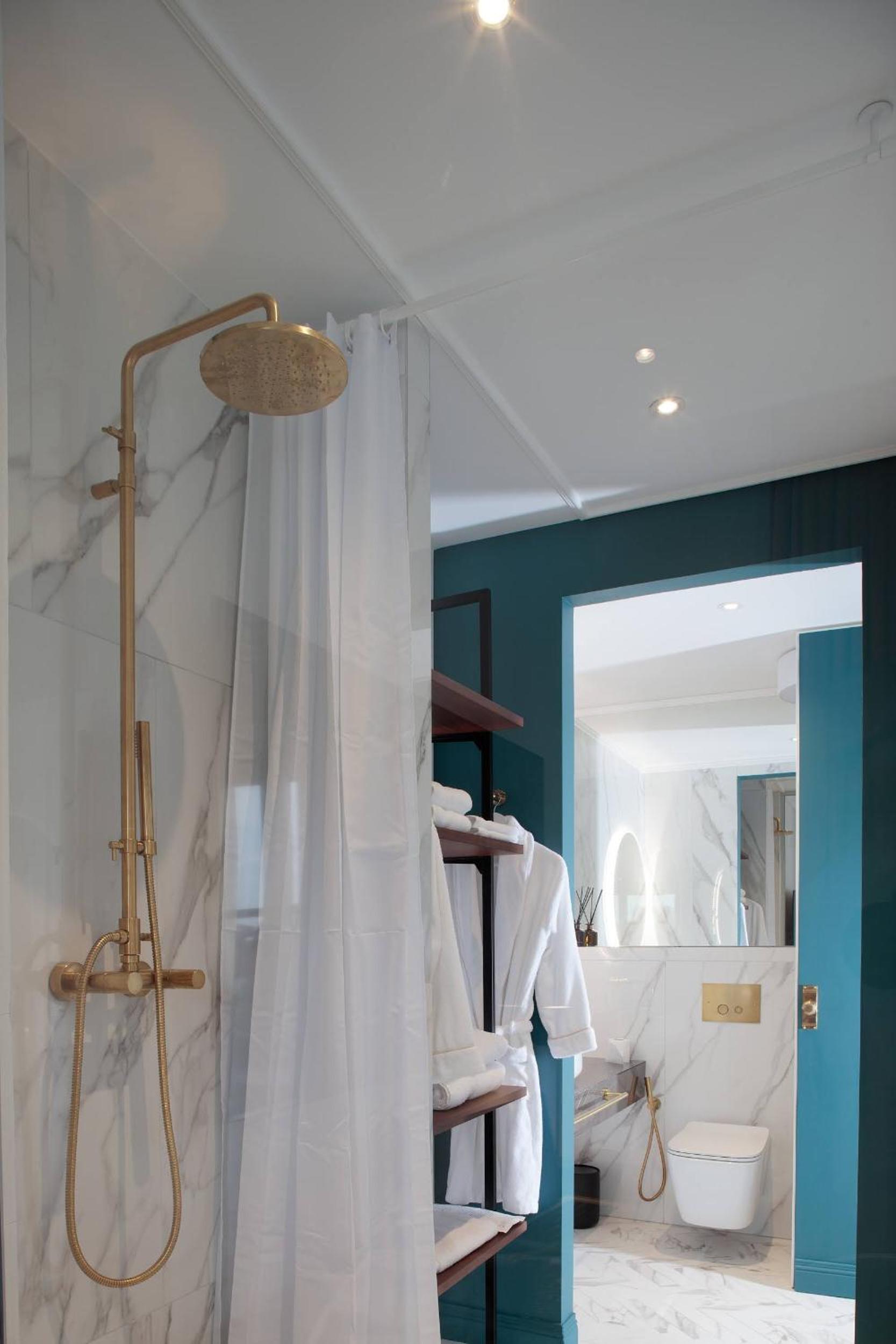 Deluxe King Room - Photo 11