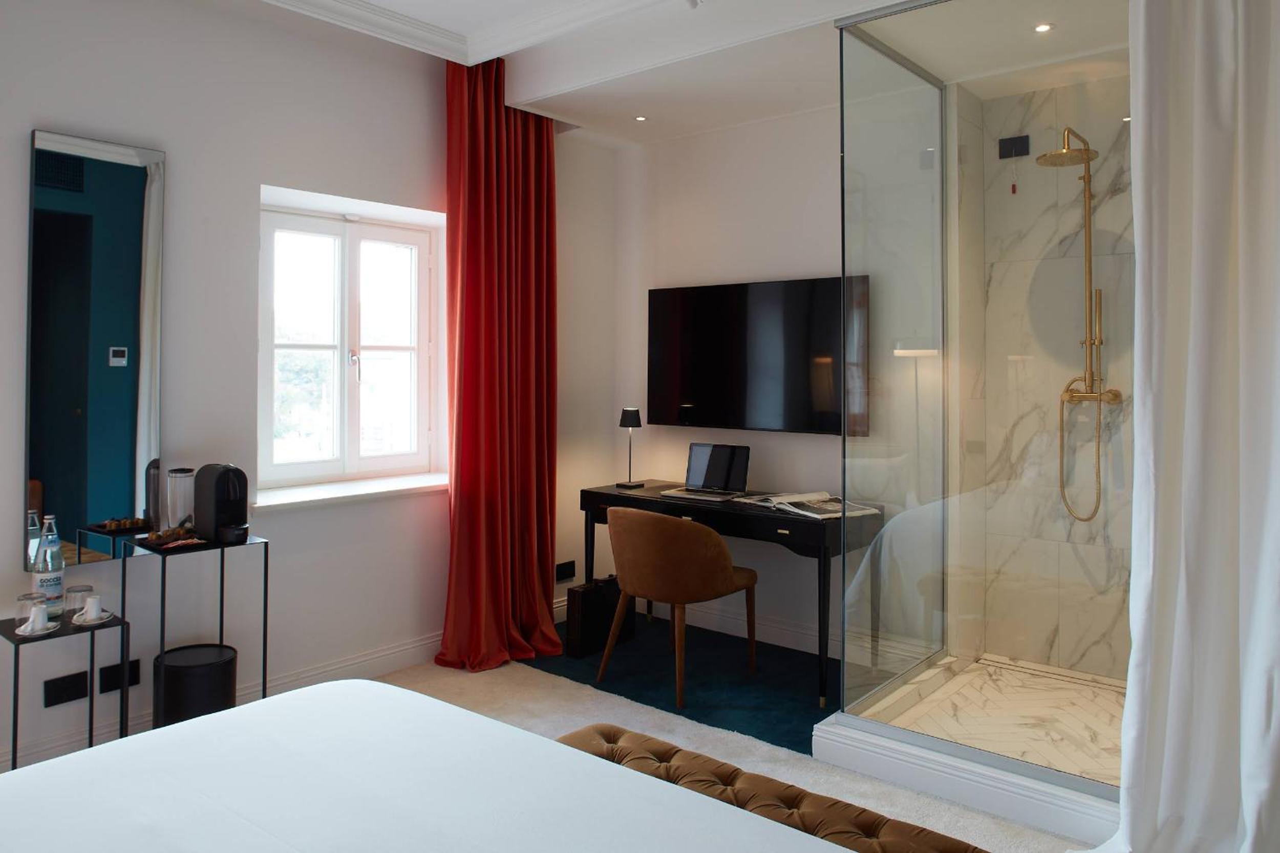 Deluxe King Room - Photo 2