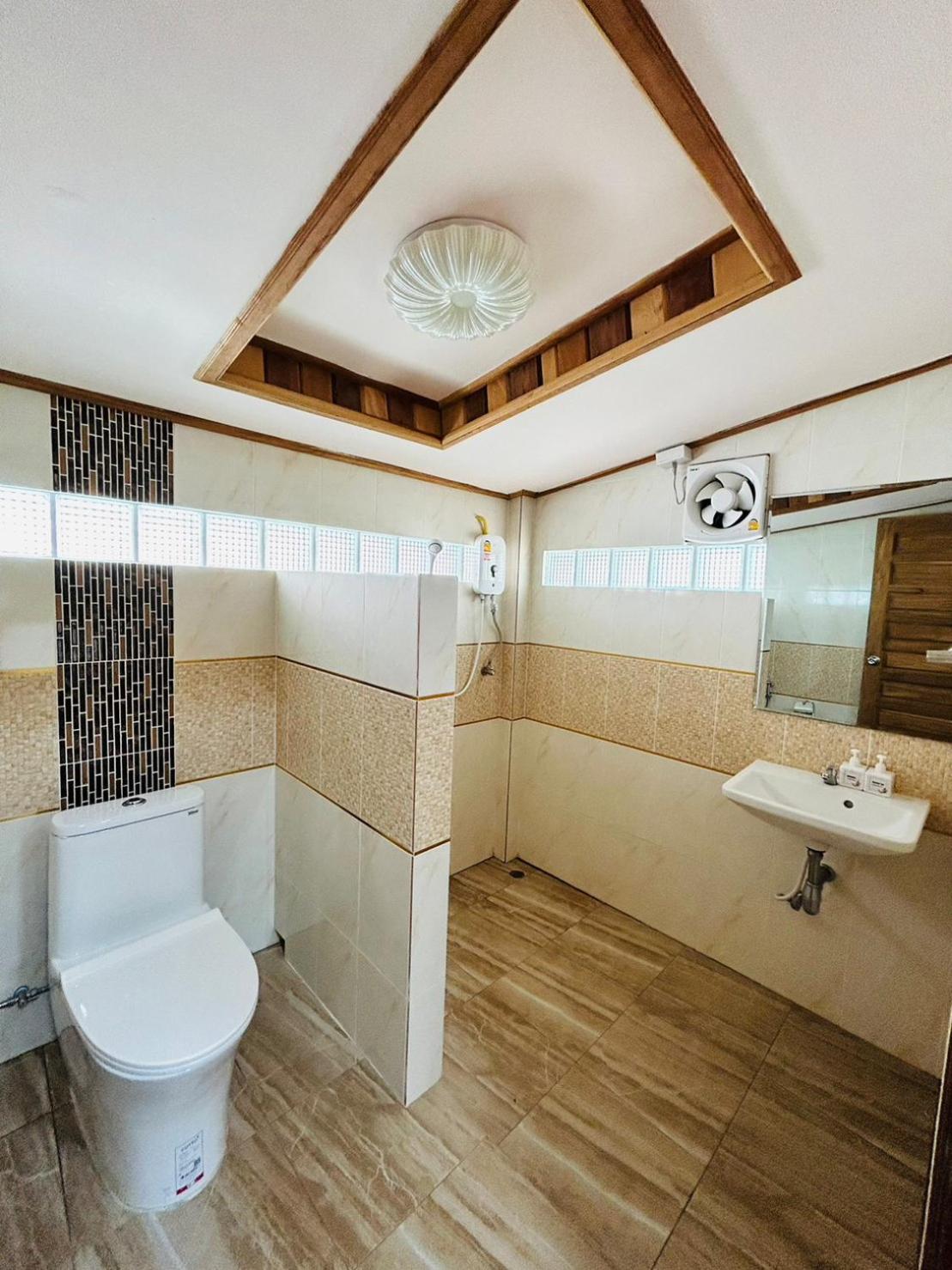 Queen Room with Balcony - Photo 4
