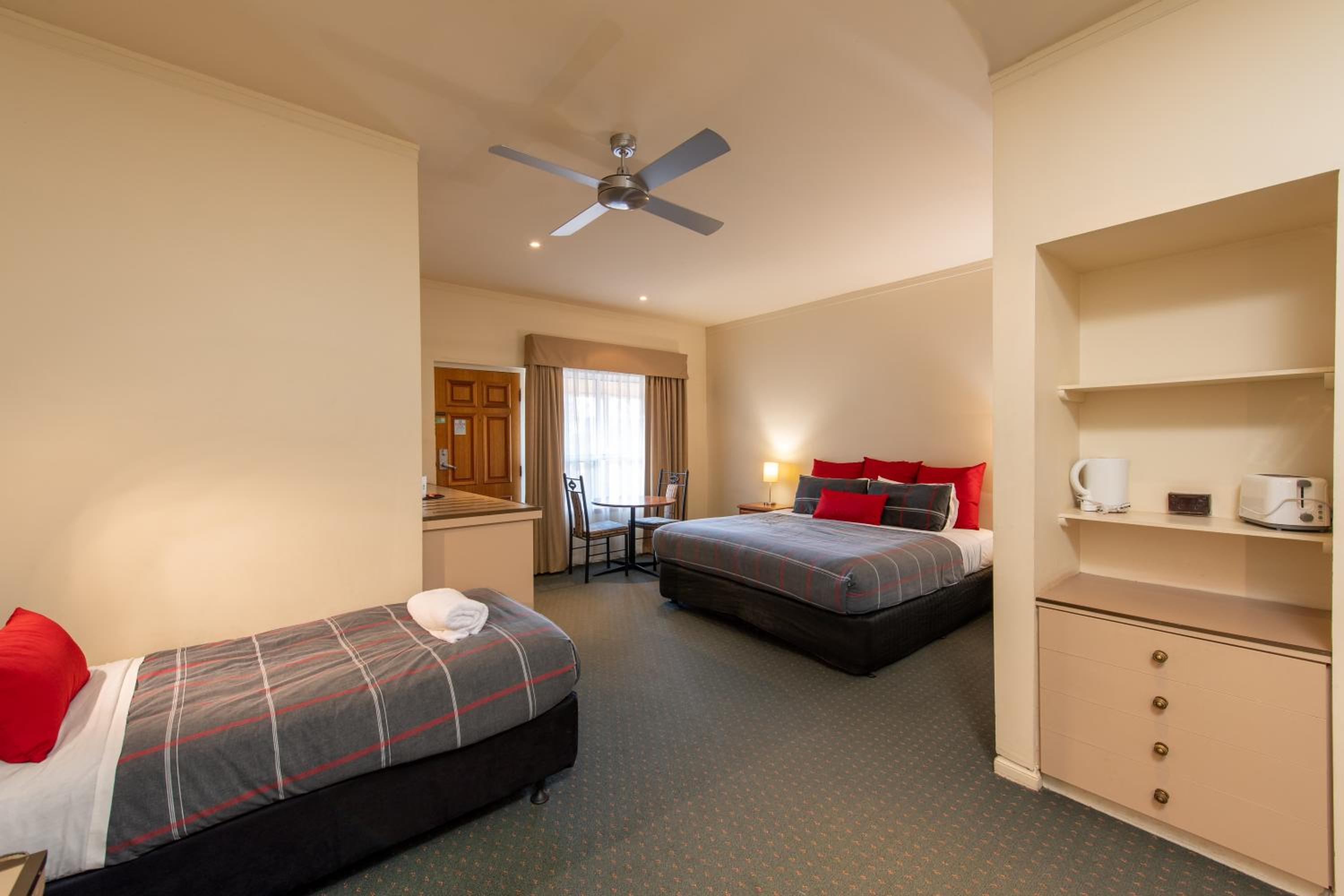 Standard Suite with One King Bed and Two Single Beds - Photo 7