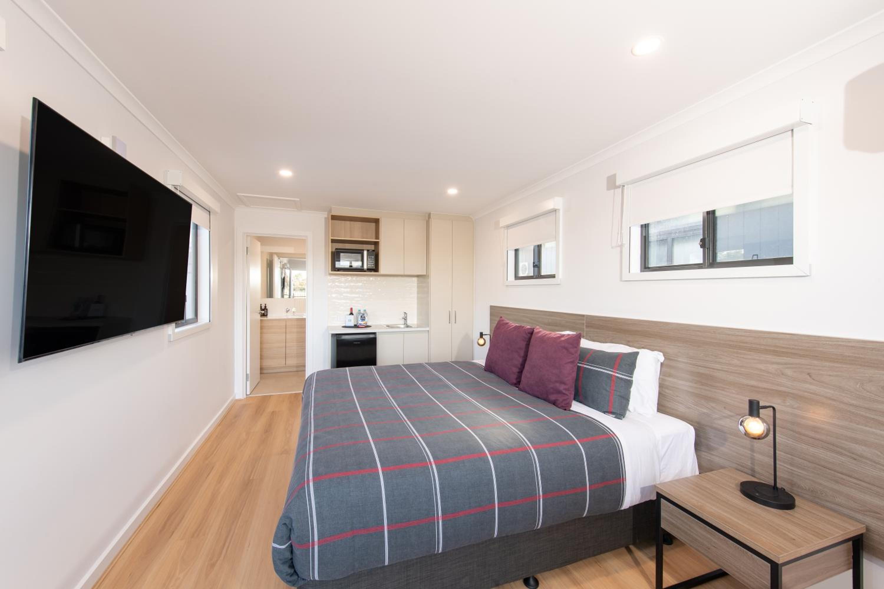 Deluxe Villa with One King Bed - Photo 5