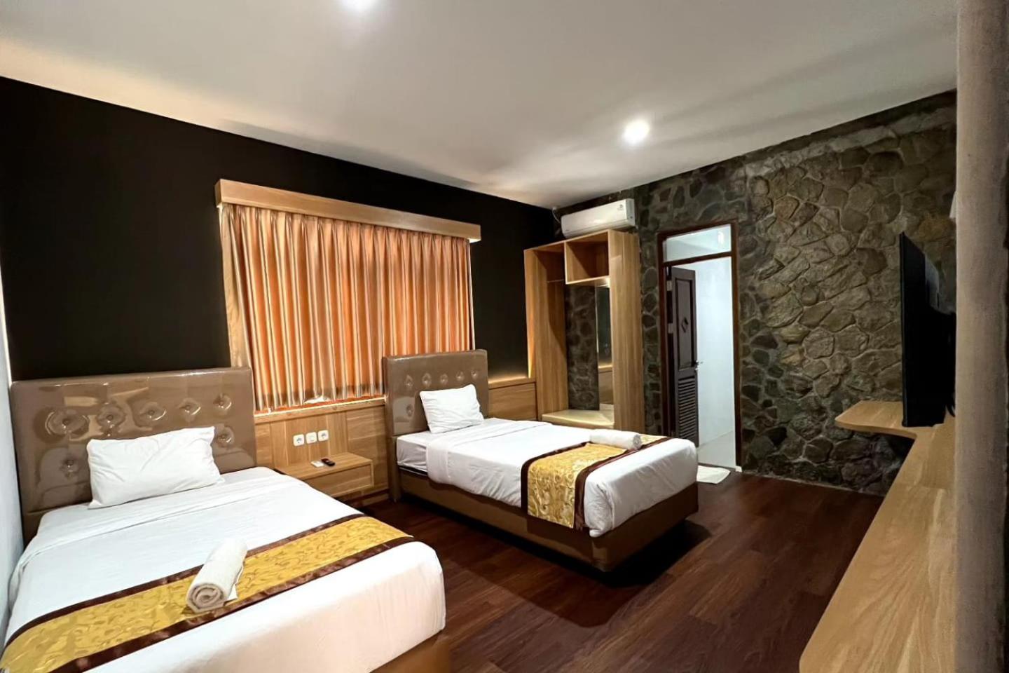 Three-Bedroom Bungalow - Photo 6