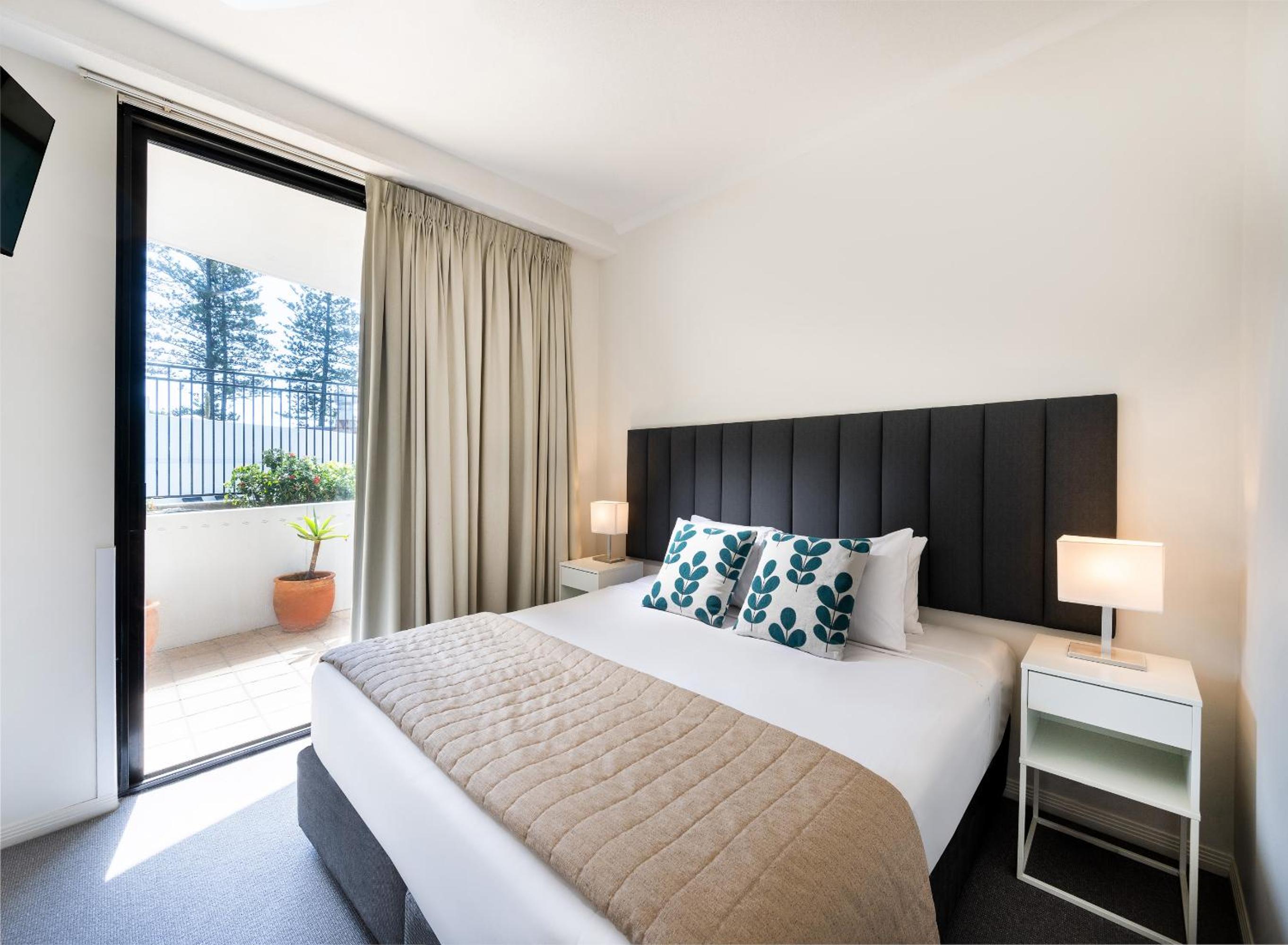 Two-Bedroom Apartment with Garden View - Photo 9