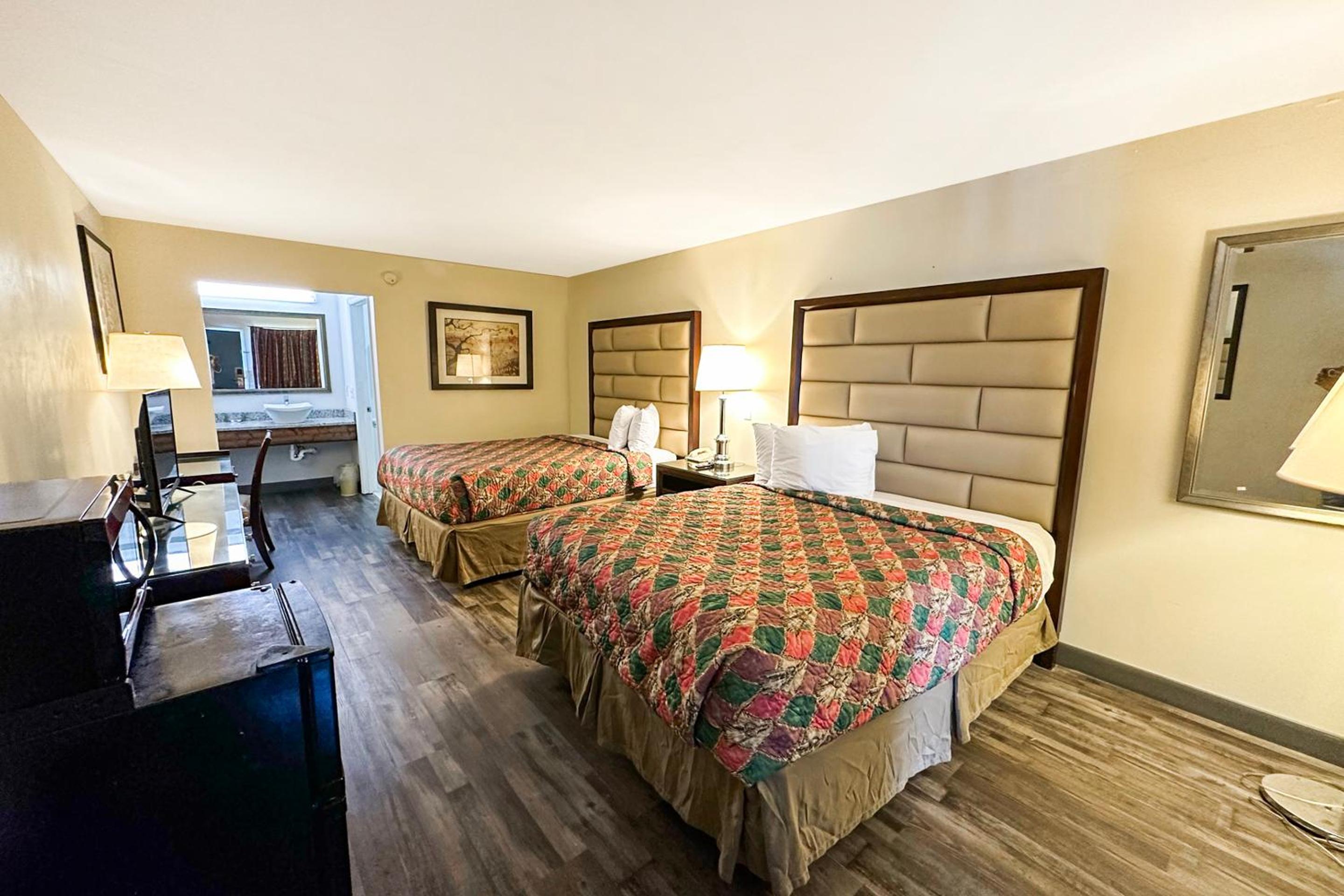 2 Queen Bed Smoking - Photo 1