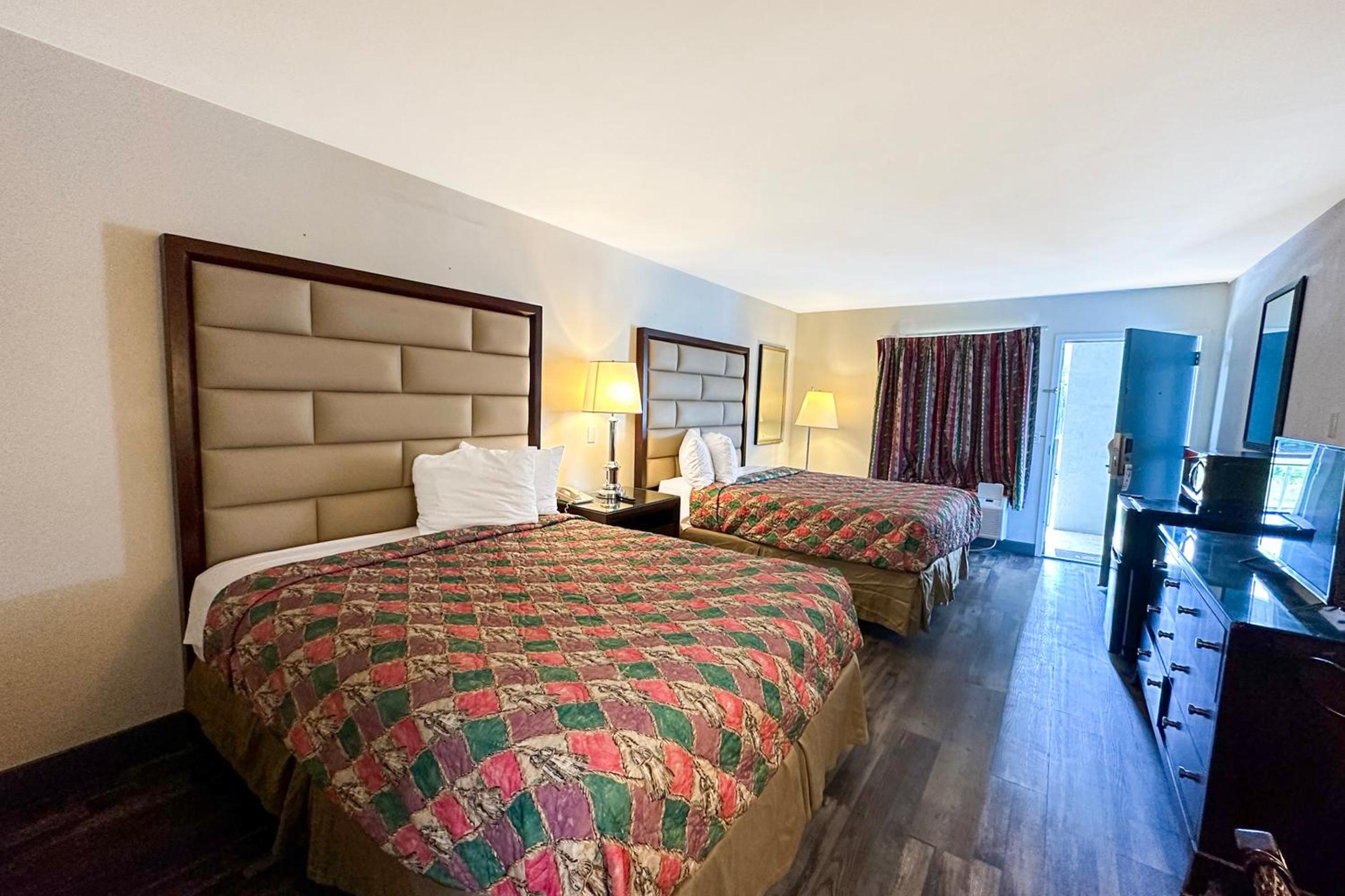 2 Queen Bed Smoking - Photo 3