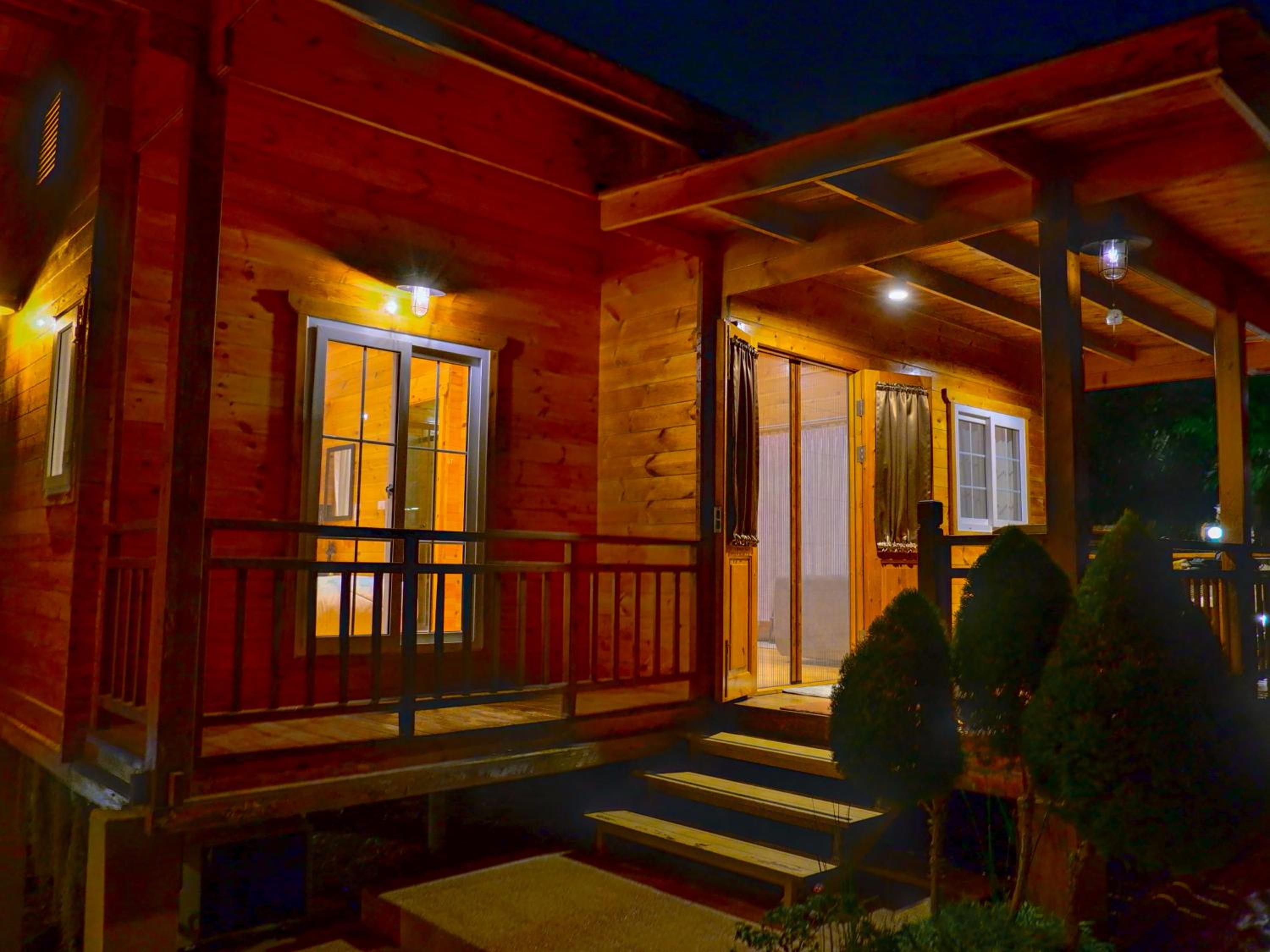 Deluxe Double or Twin Room with Pool Access photo 3