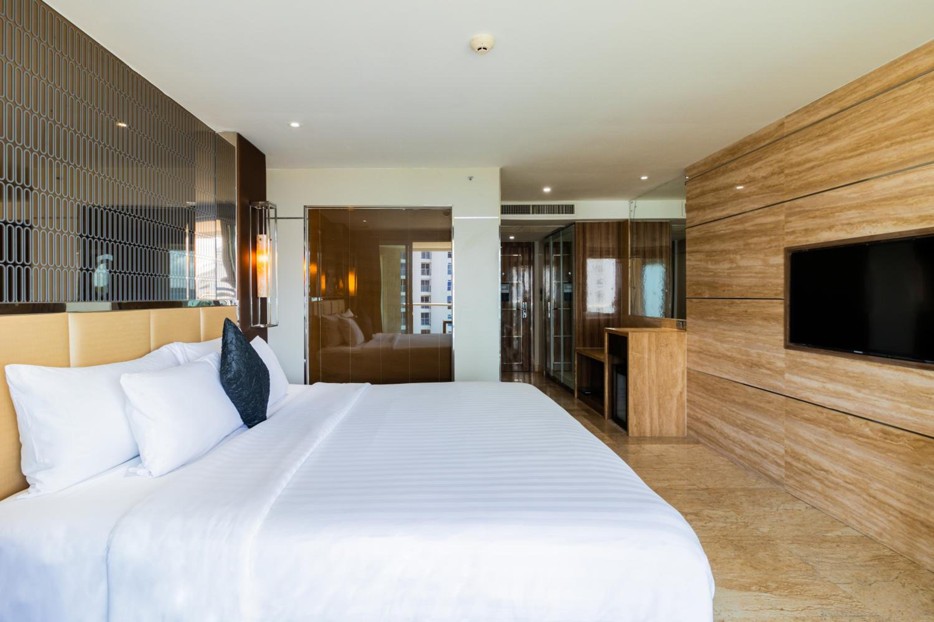 Deluxe King Room with Balcony and City View - Non-Smoking photo 2
