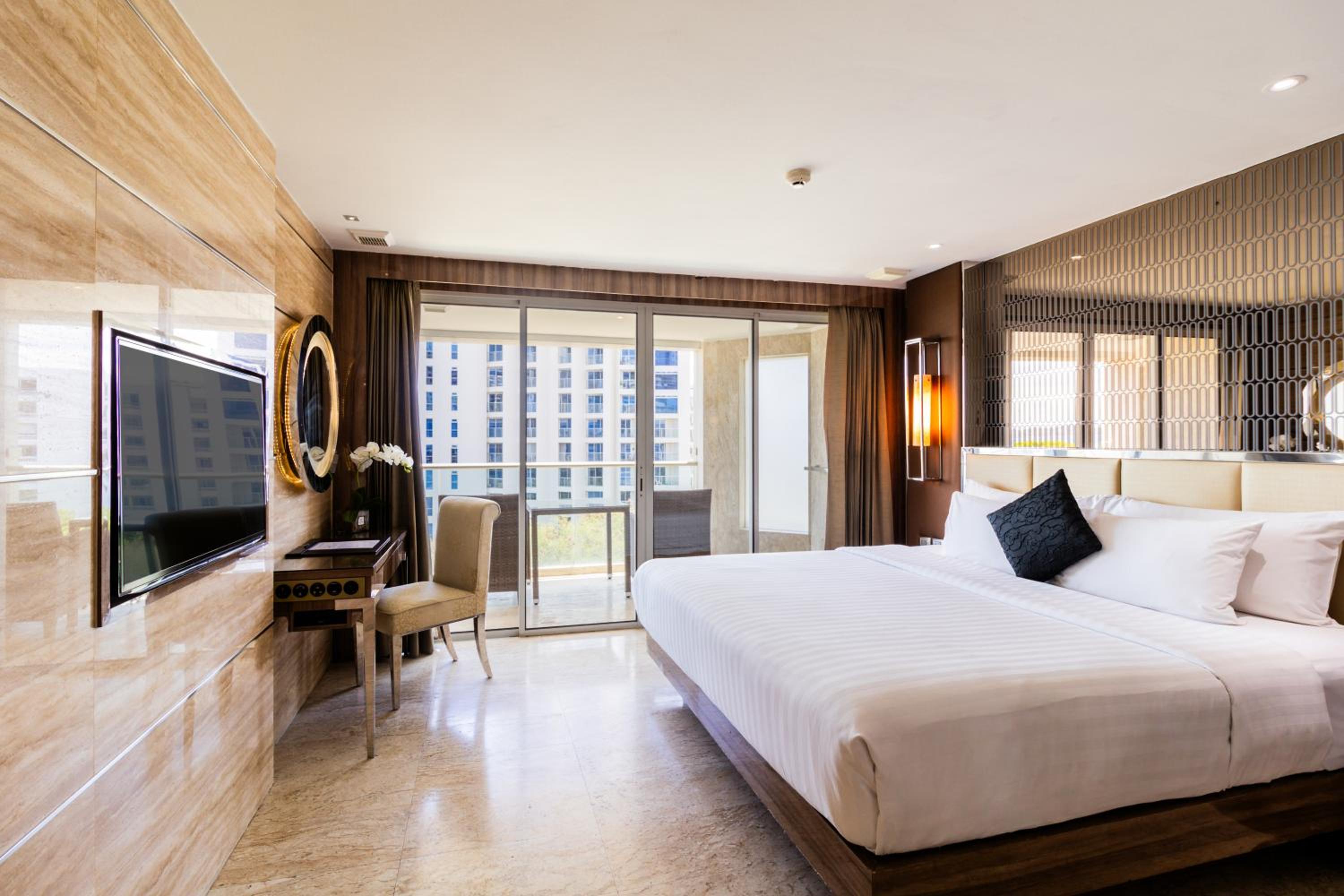 Deluxe King Room with Balcony and City View - Non-Smoking photo 1